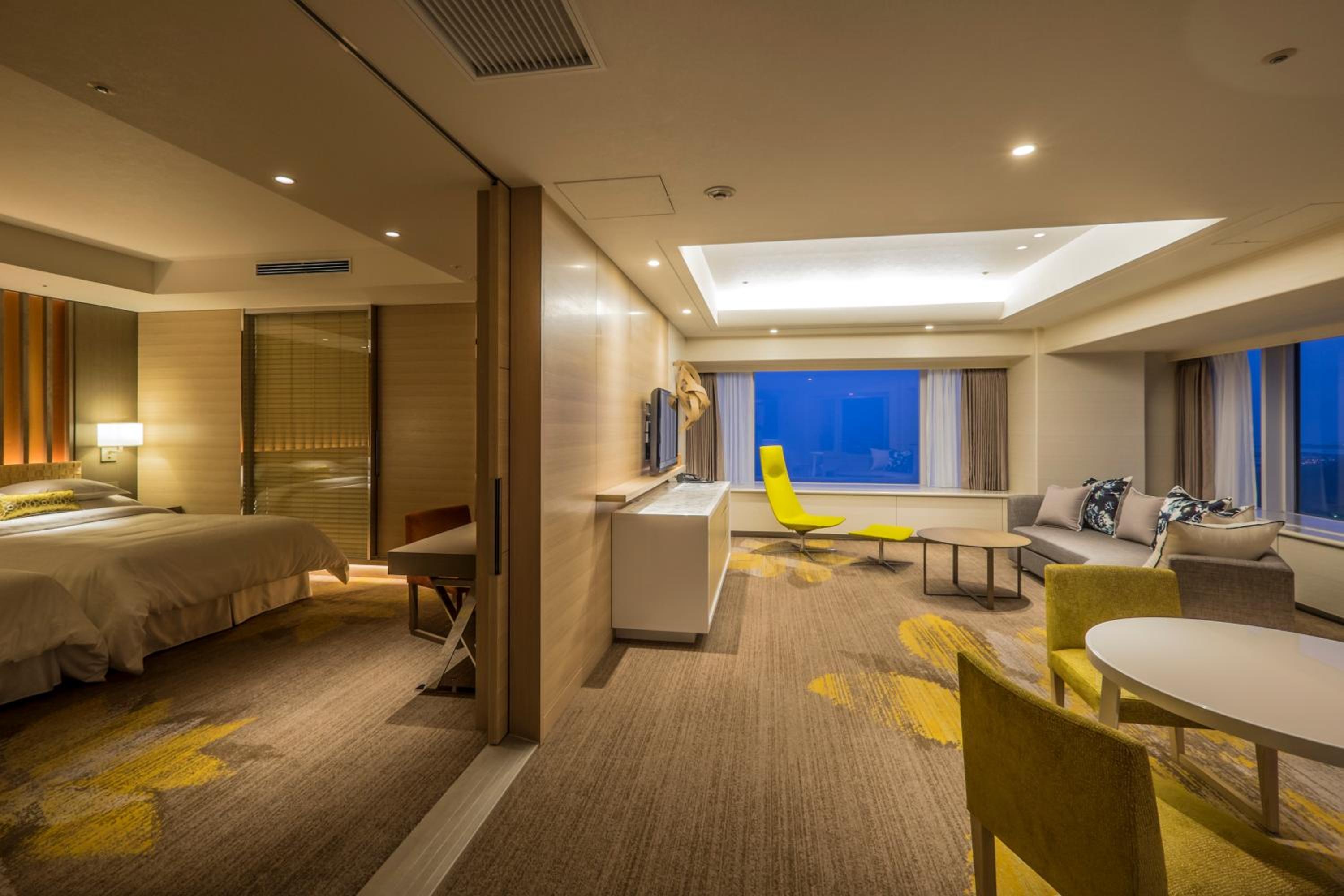 Club Suite Grande Room with View from Bath - Non-Smoking