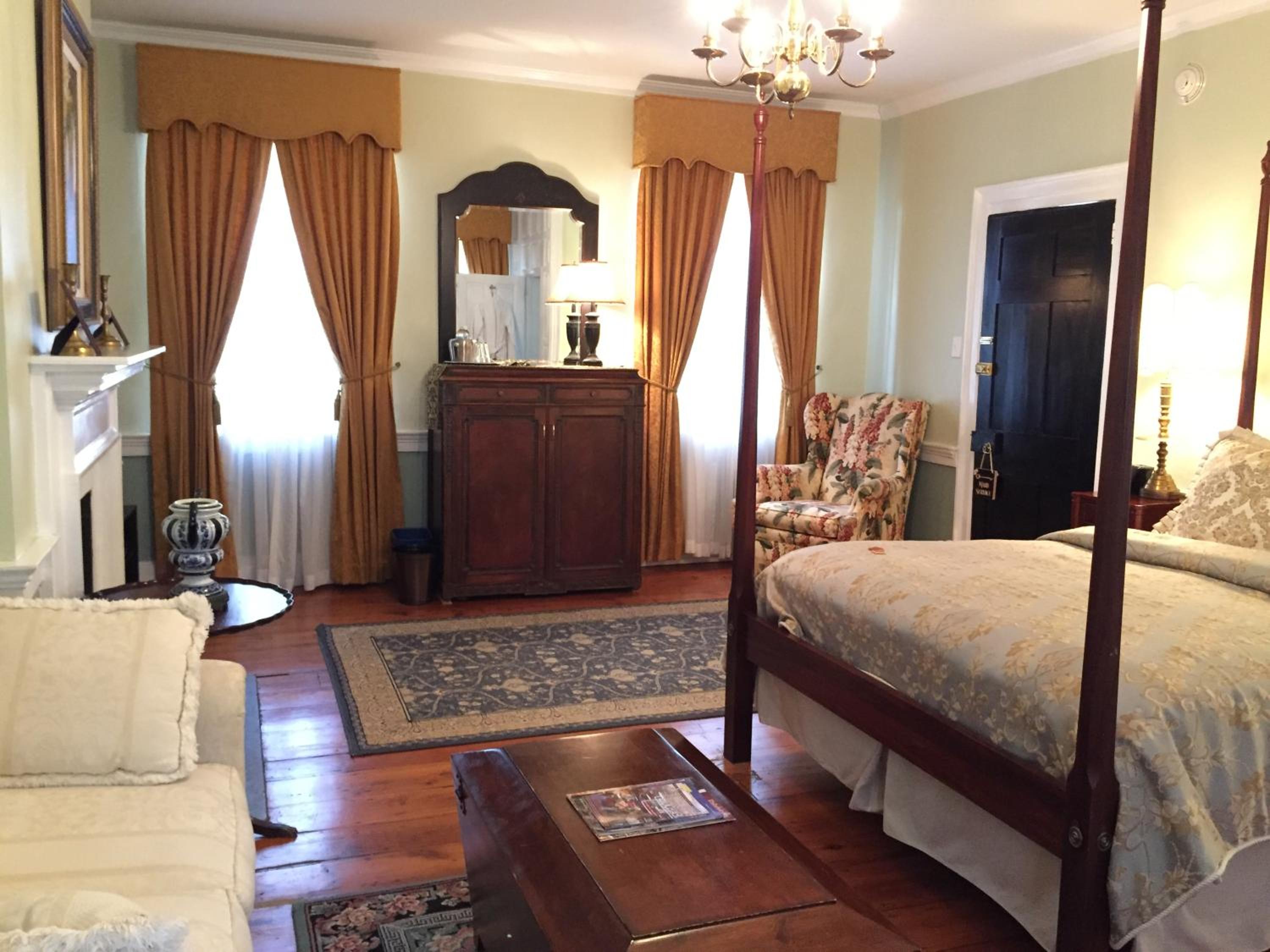Queen Room with Garden View thumbnail 5