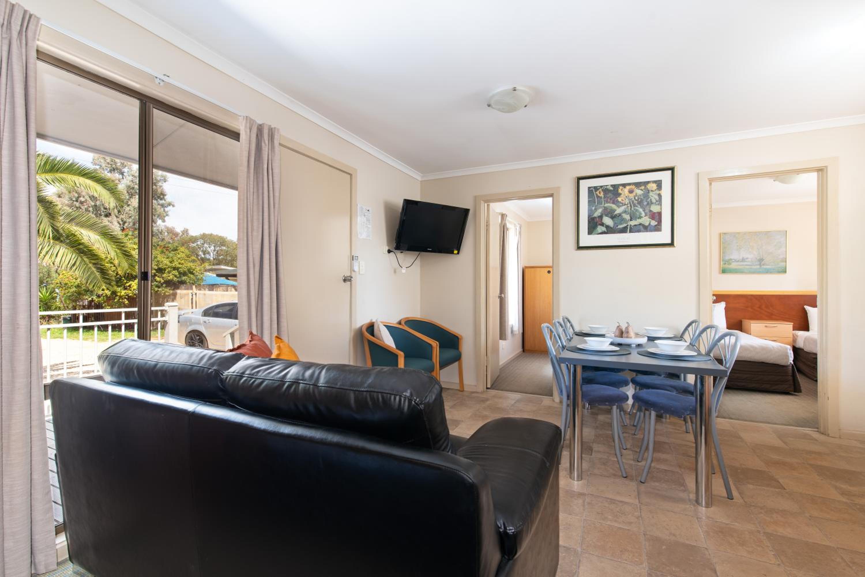 Deluxe Family Suite - Photo 5