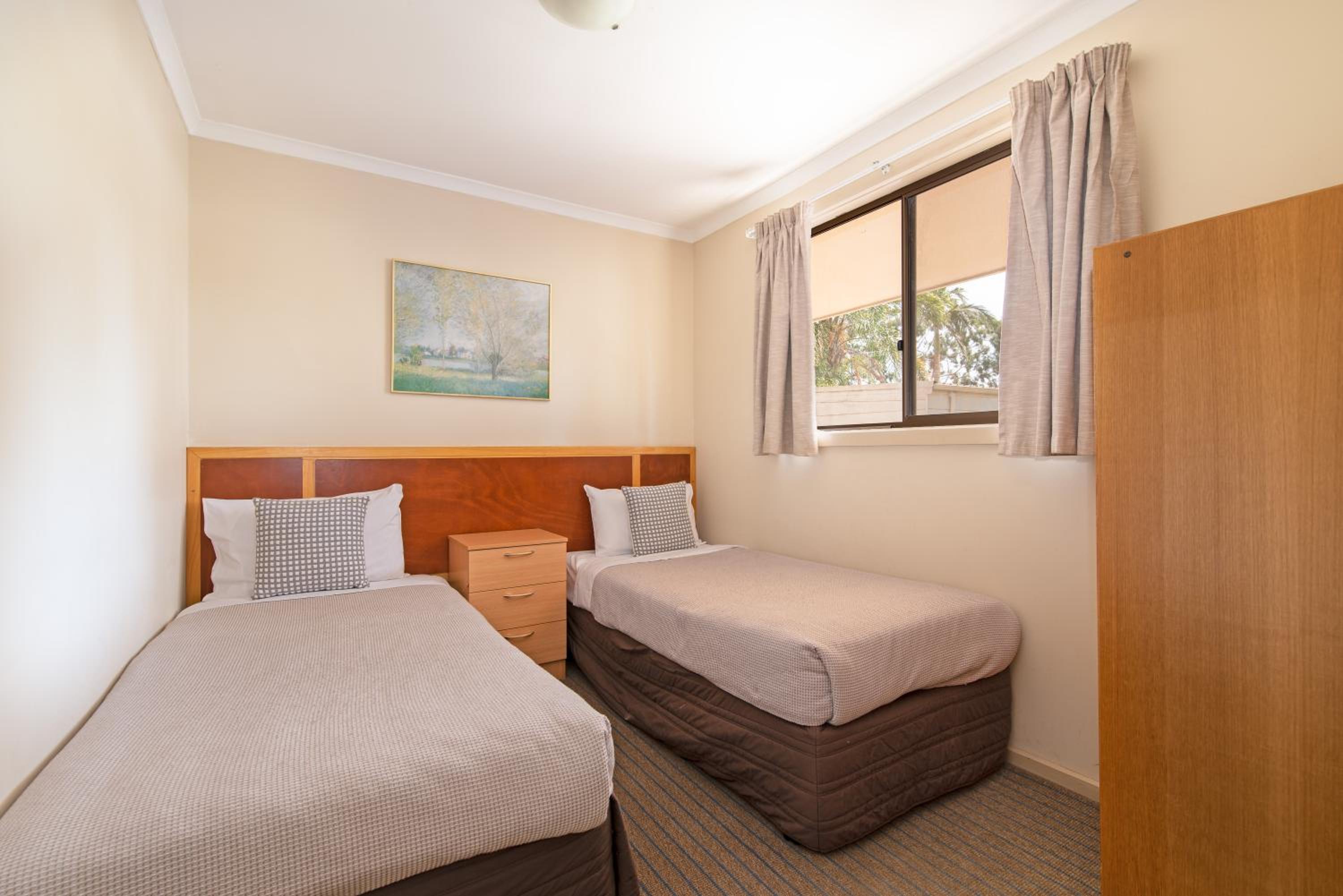 Deluxe Family Suite - Photo 4