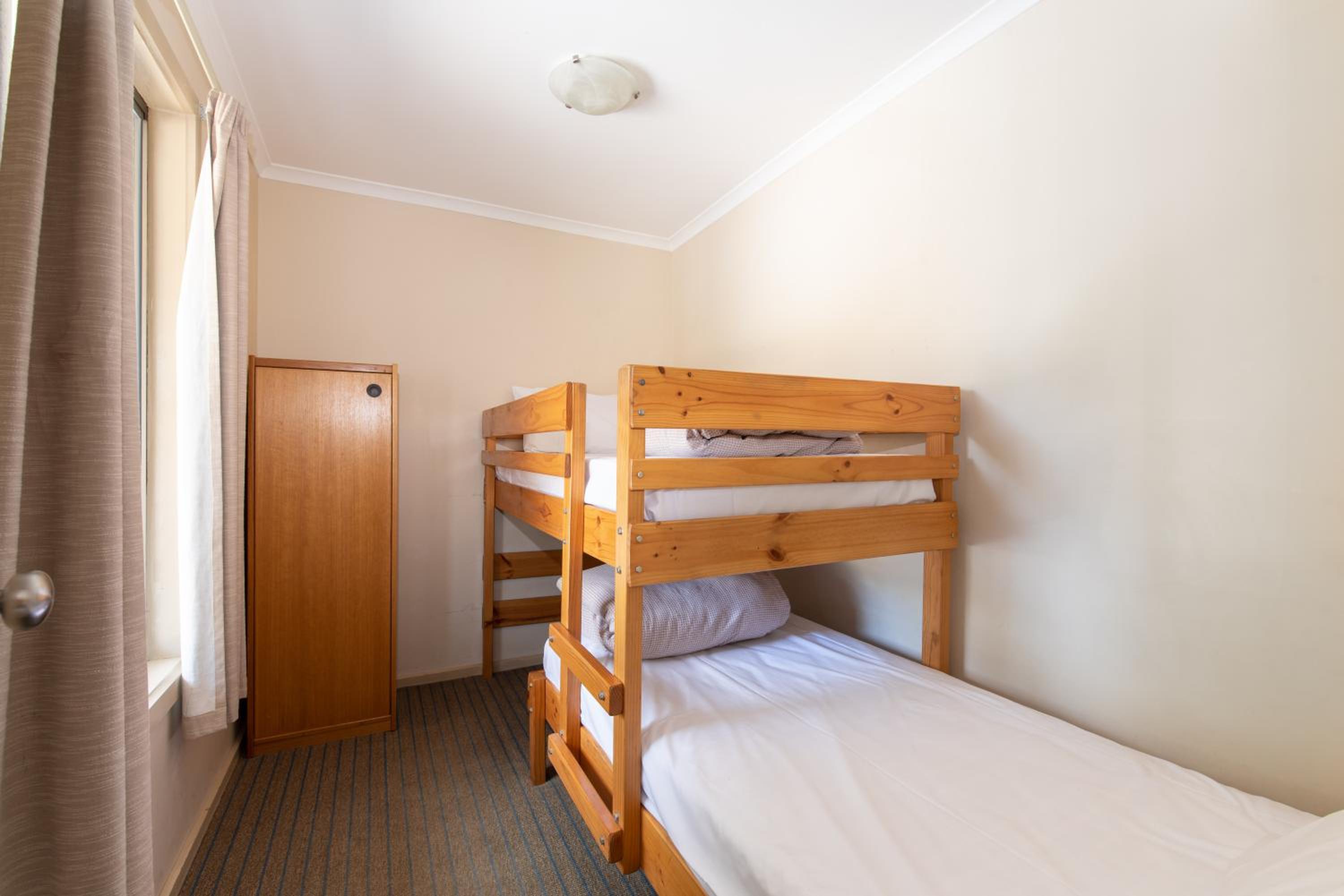 Deluxe Family Suite - Photo 6