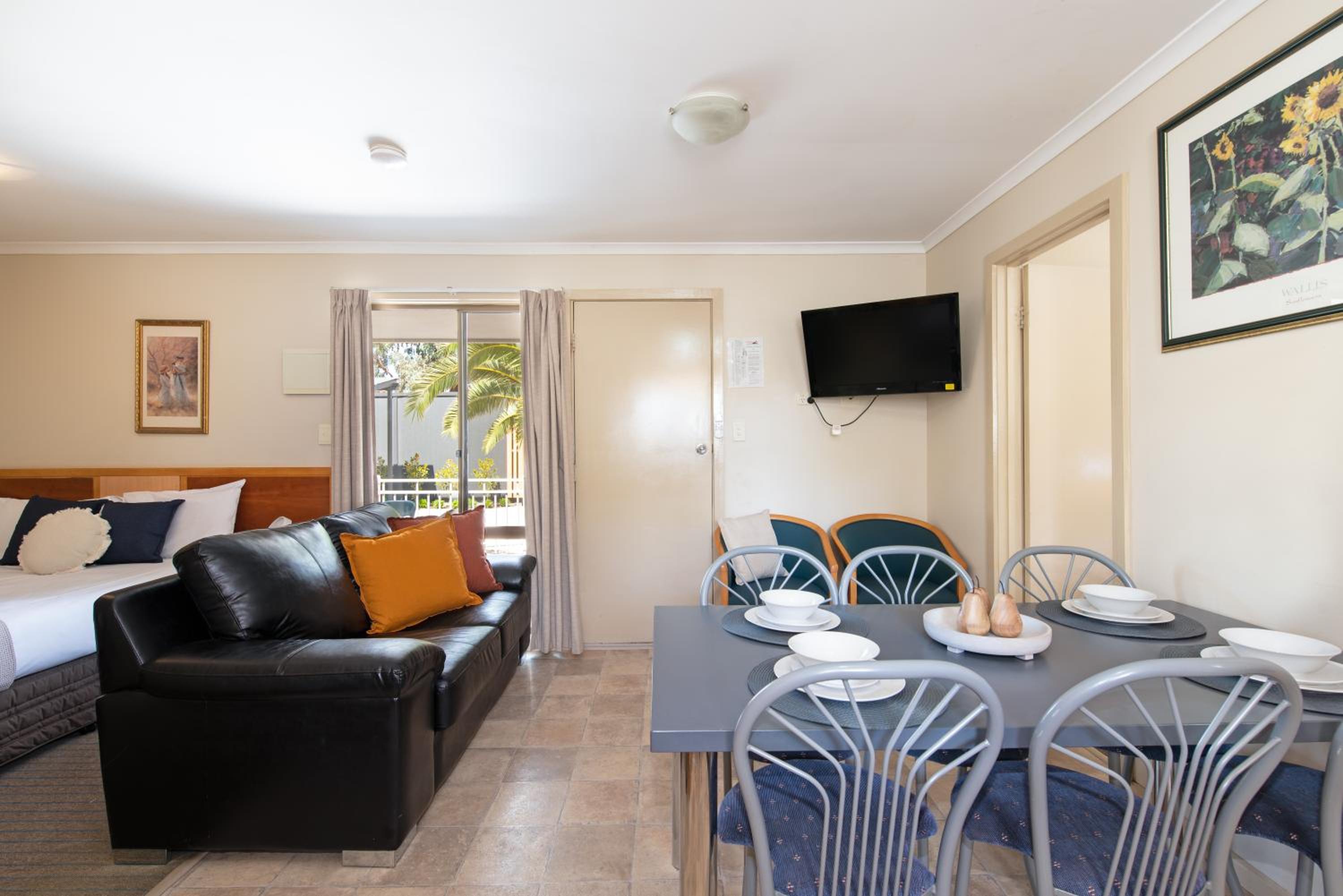 Deluxe Family Suite - Photo 3