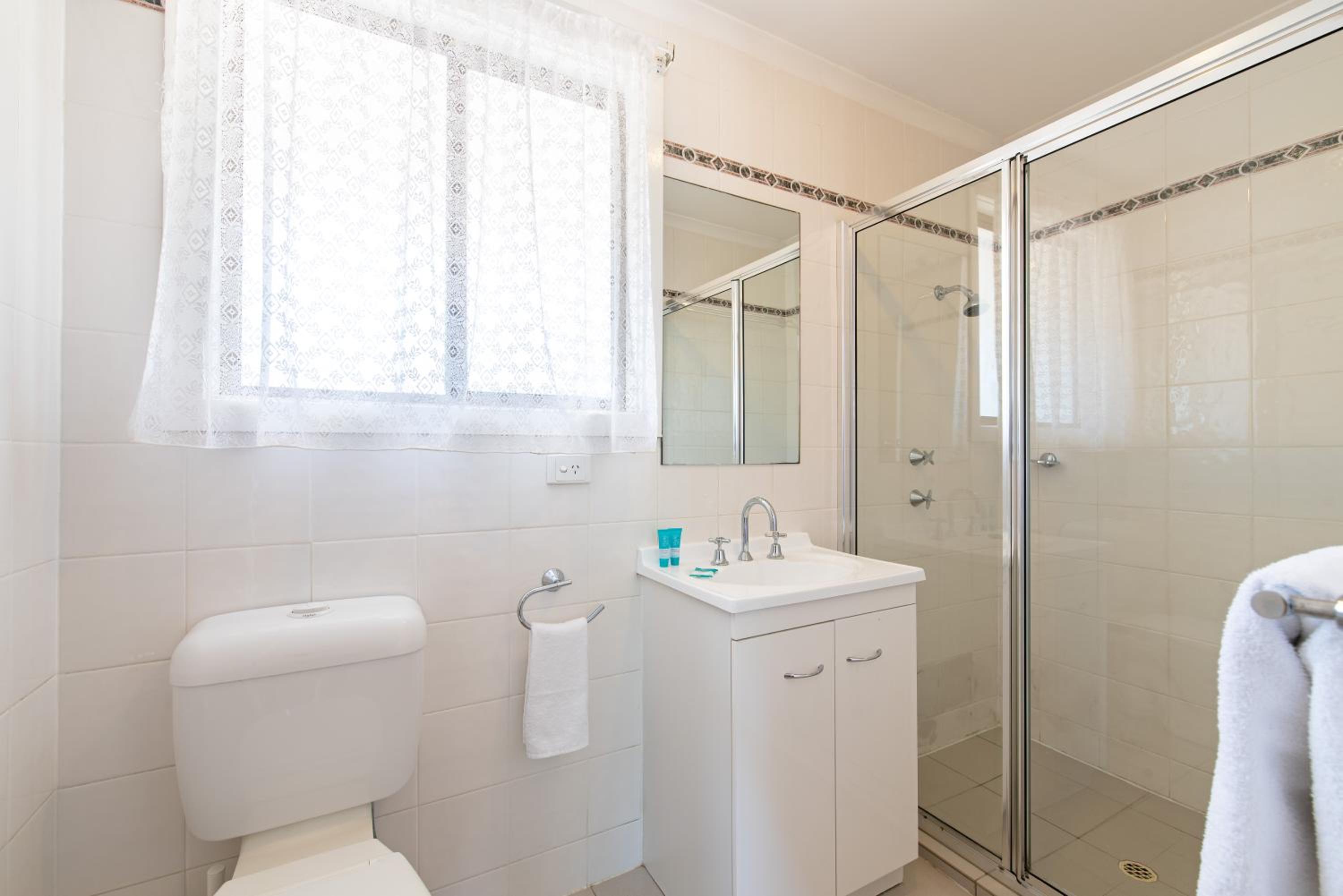 Deluxe Family Suite - Photo 7