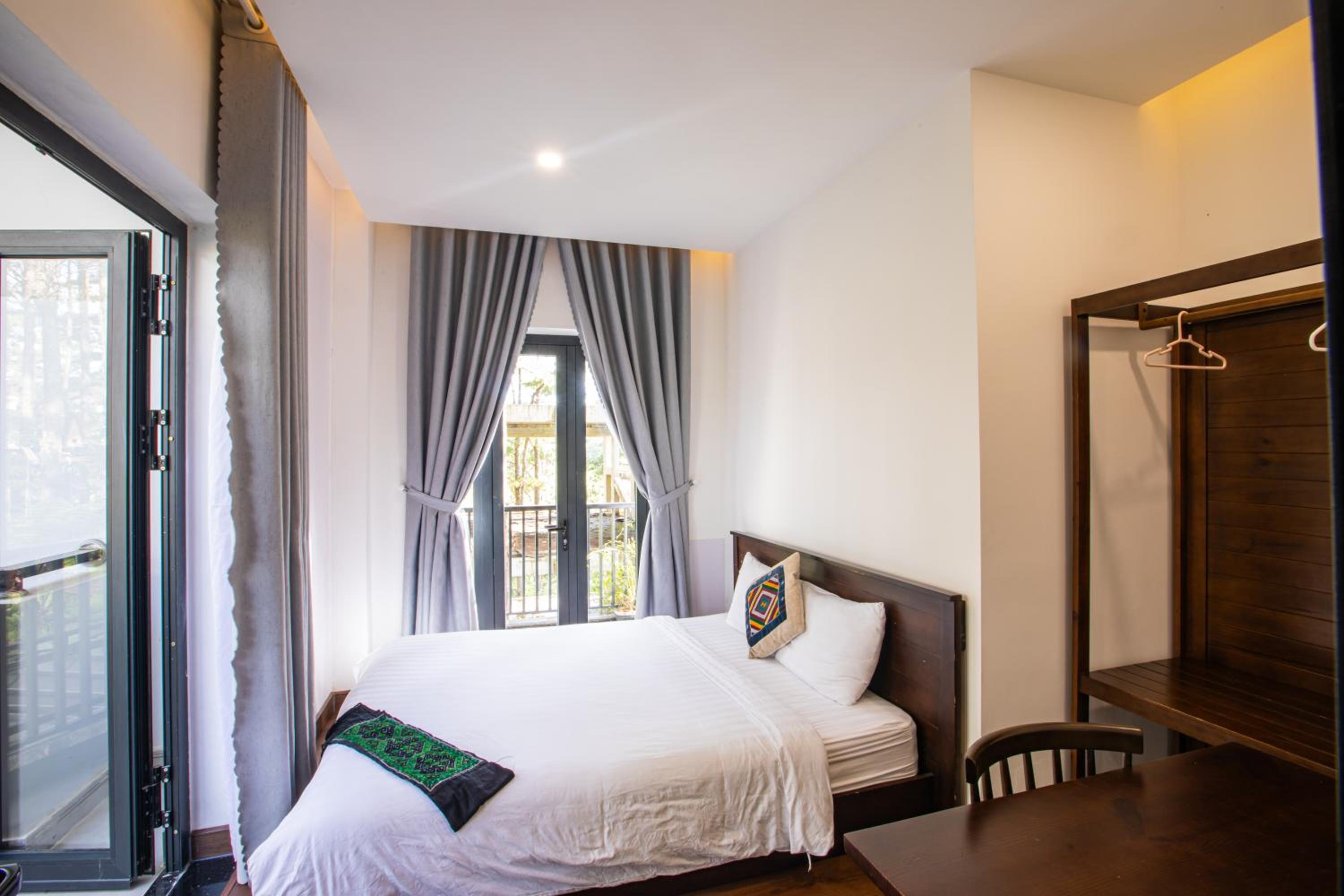 Quadruple Room with Balcony - Photo 18