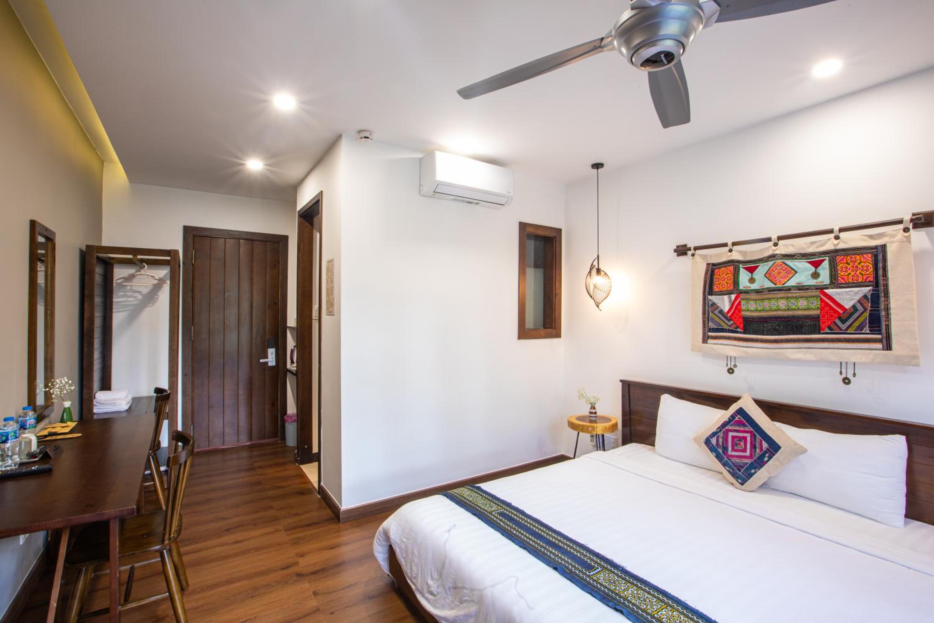 King Room with Balcony - Photo 5