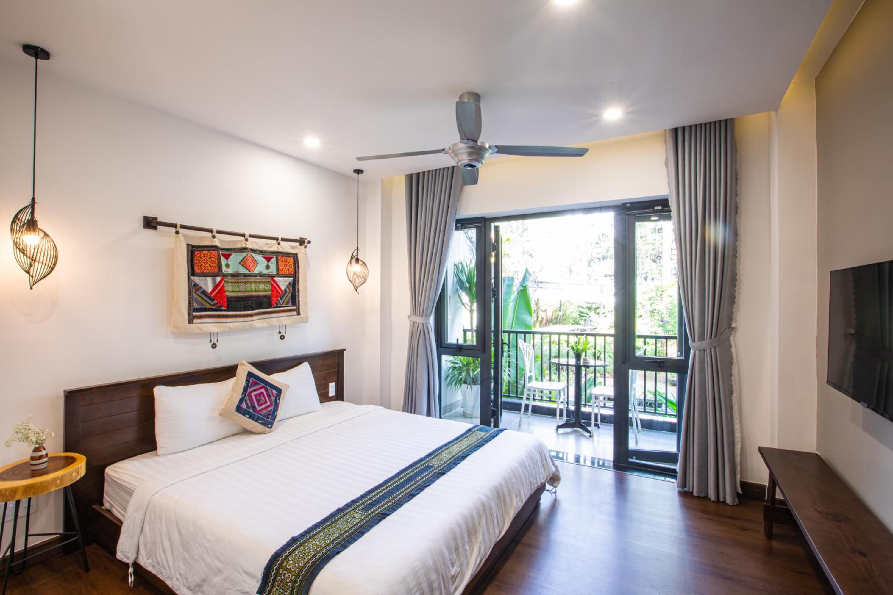 King Room with Balcony - Photo 6