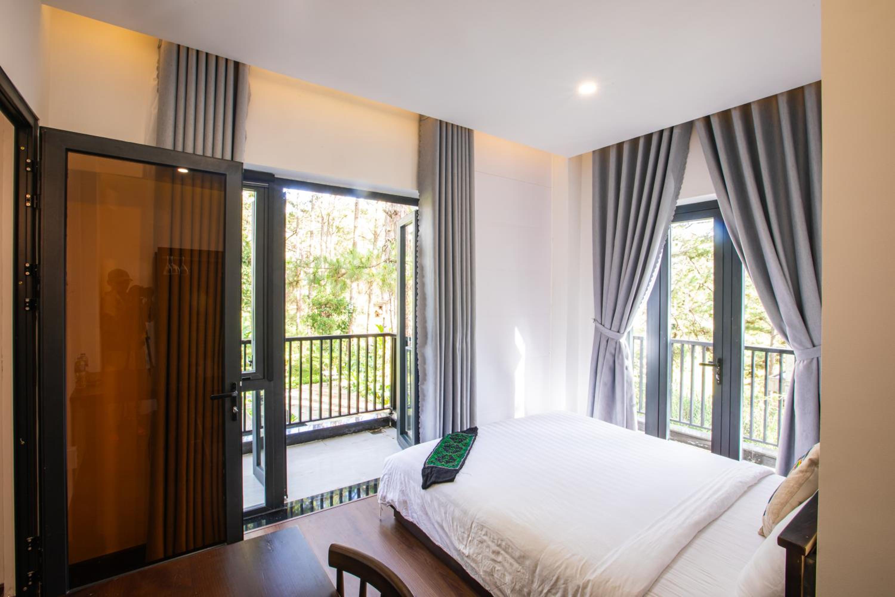 Quadruple Room with Balcony - Photo 16