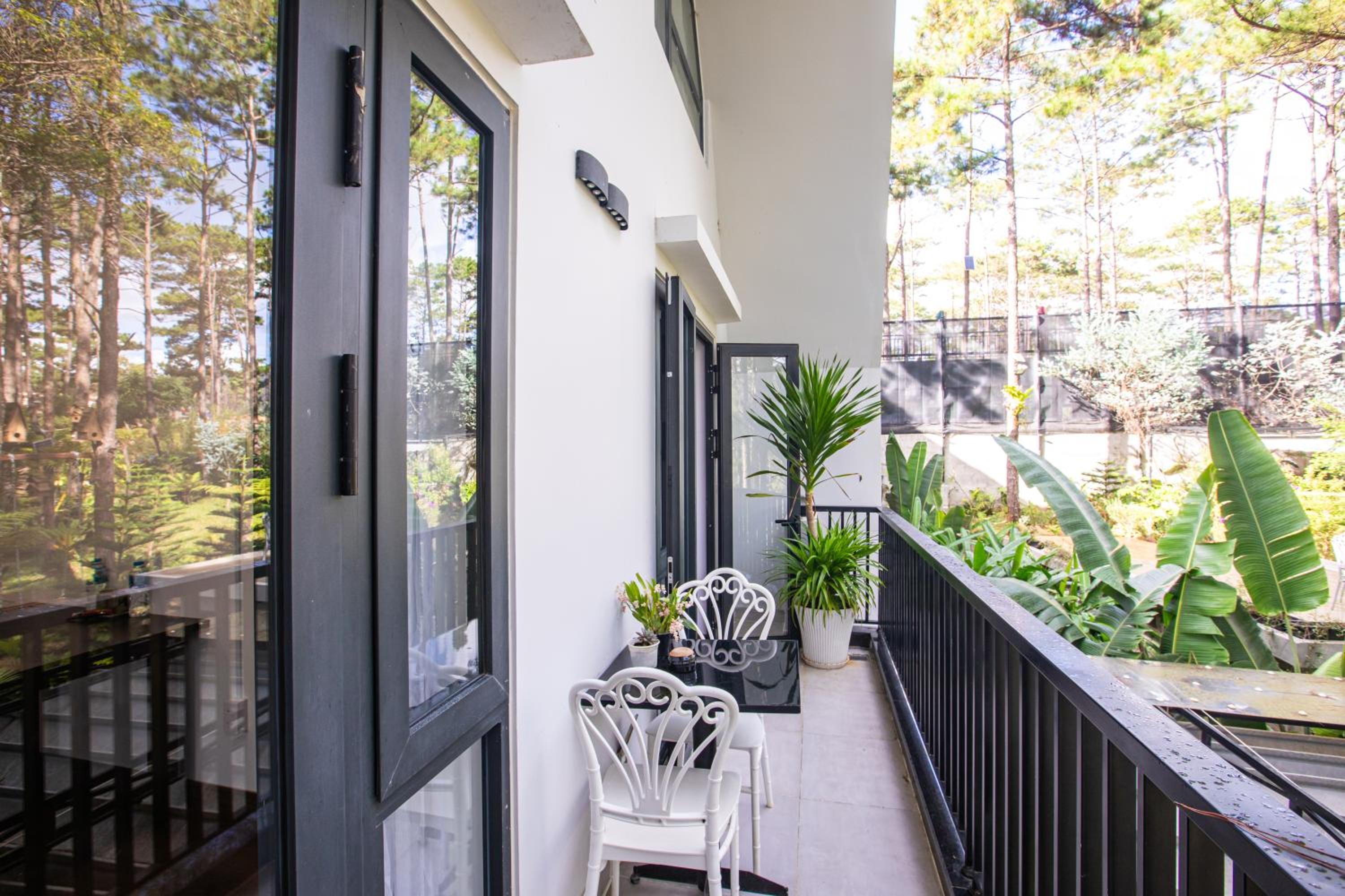 Quadruple Room with Balcony - Photo 4