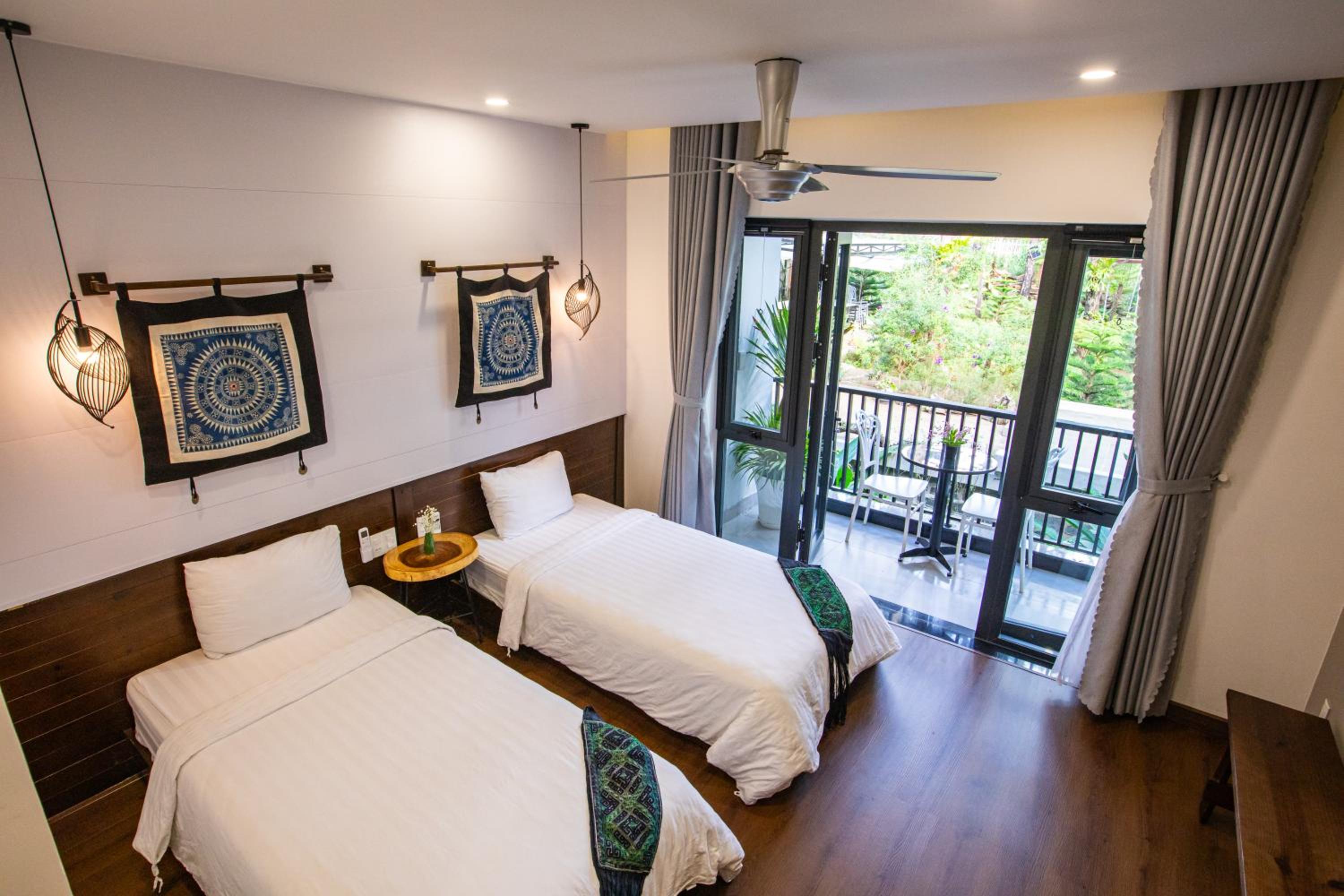 Twin Room with Balcony - Photo 6
