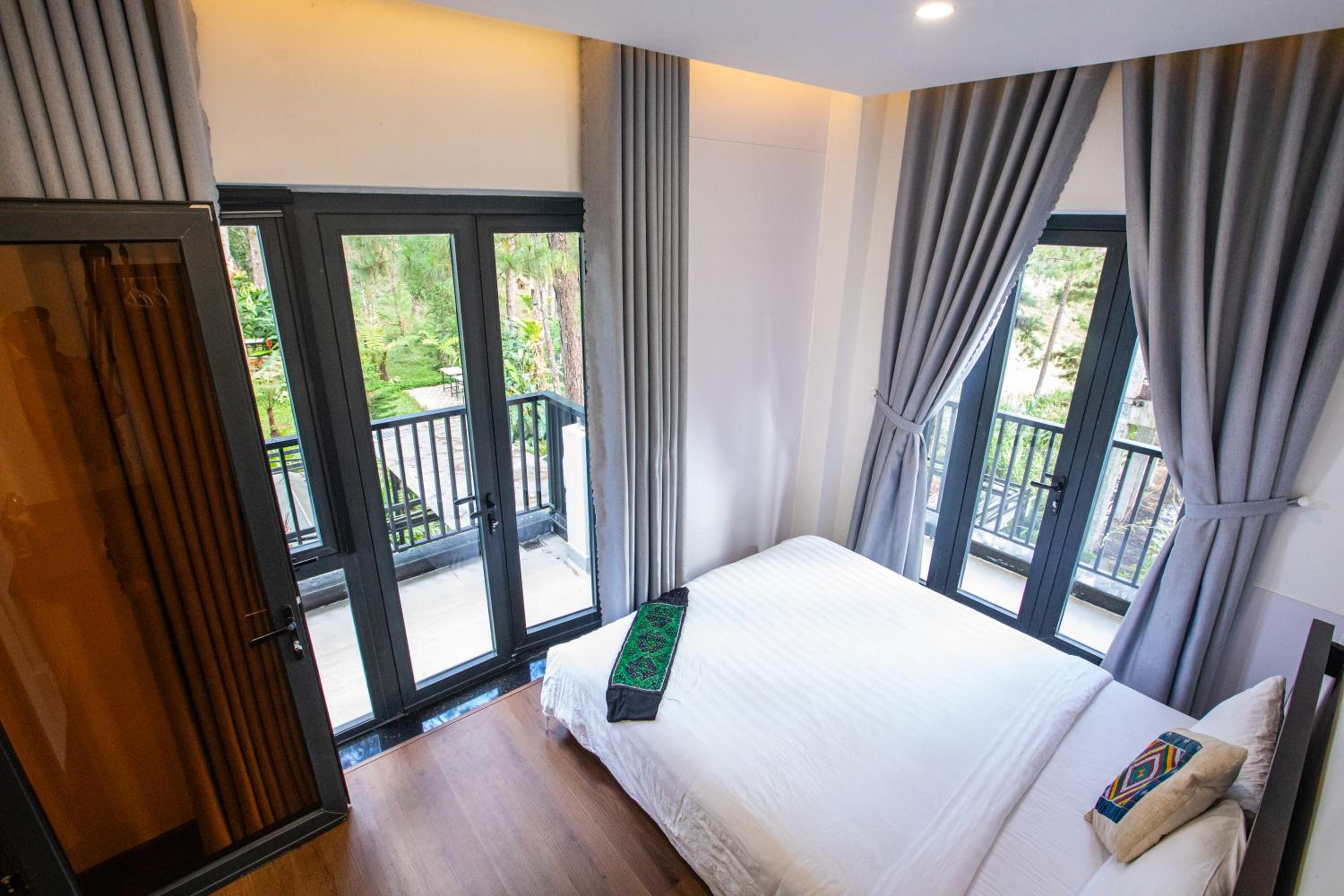 Quadruple Room with Balcony - Photo 7