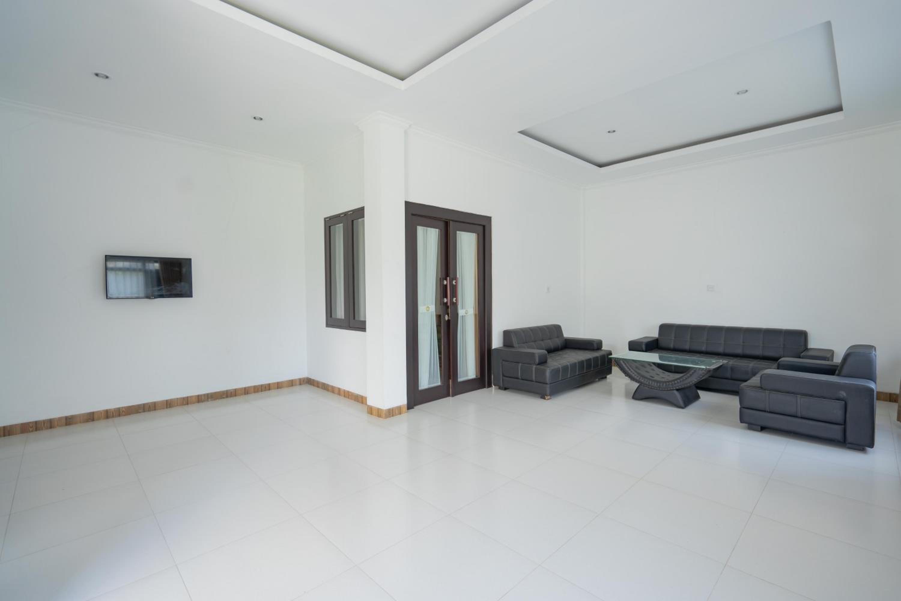 Family Room - Photo 10