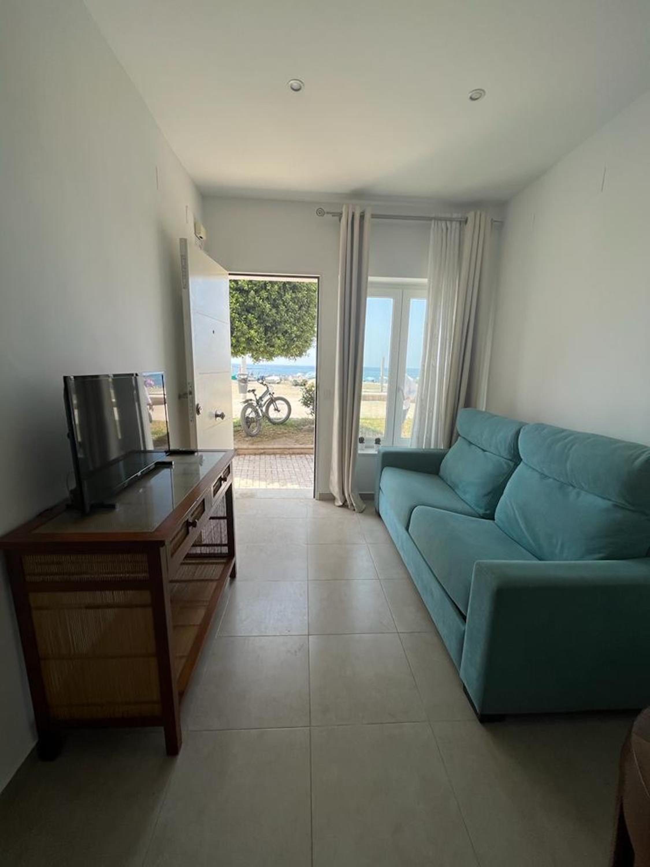 Estudio con vista al mar