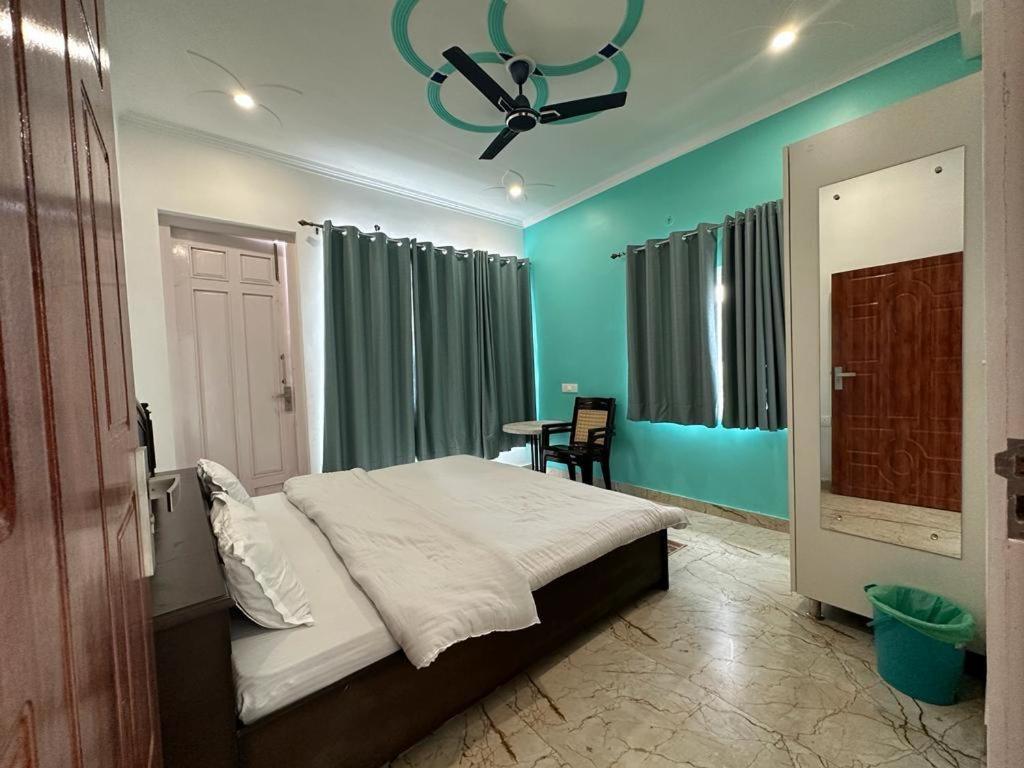 Deluxe Double Room (2 Adults + 1 Child) photo 1