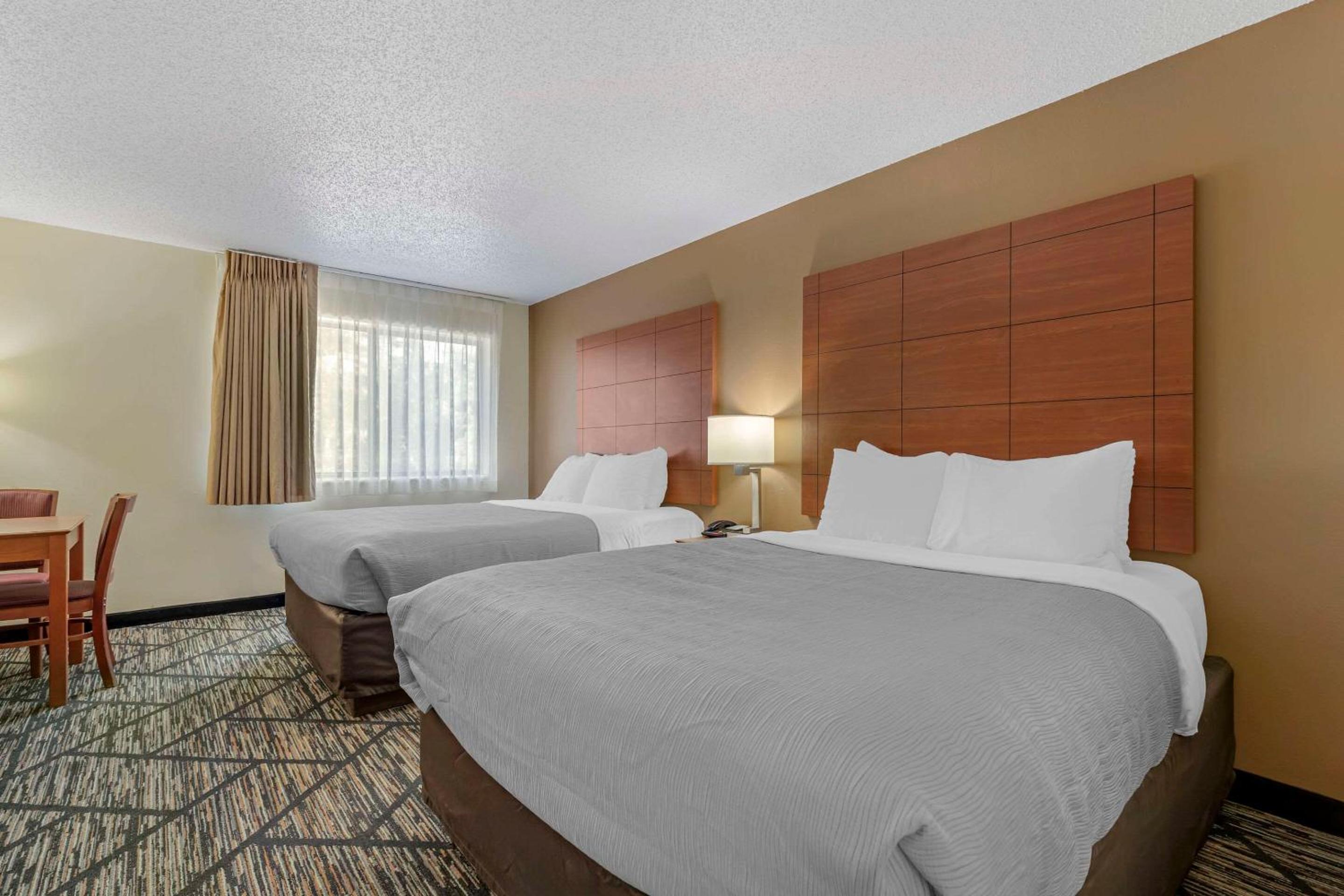 Queen Room with Two Queen Beds - Non-Smoking - Photo 2