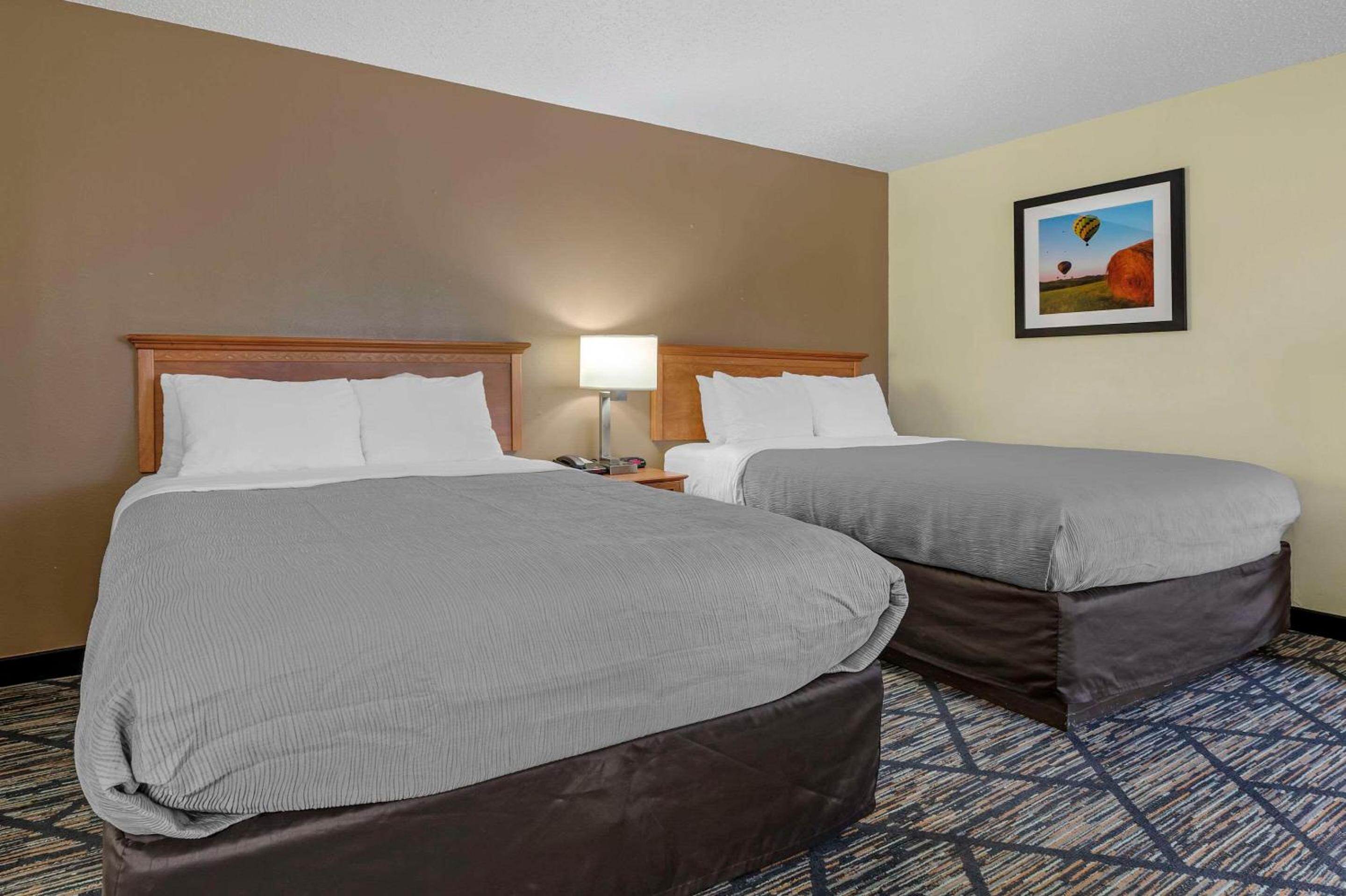 Queen Room with Two Queen Beds - Non-Smoking - Photo 3