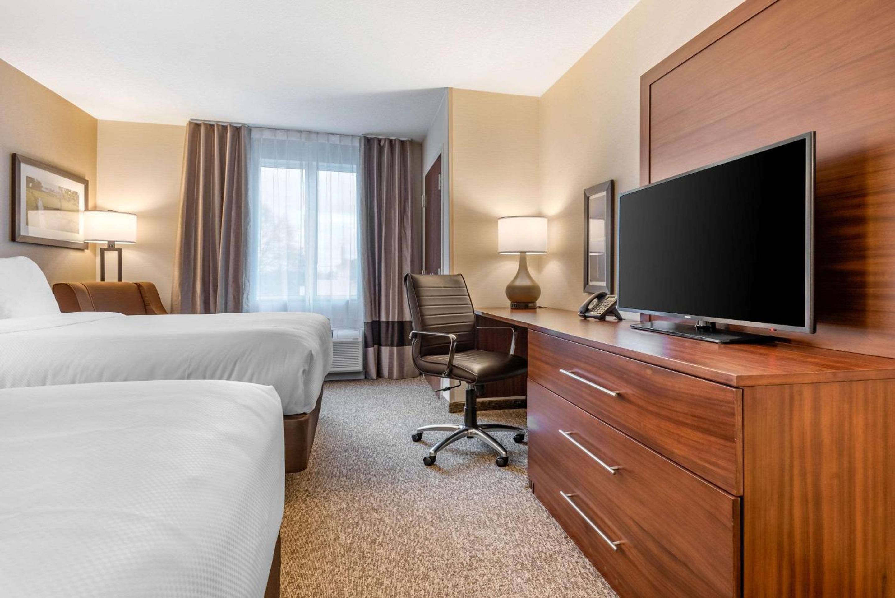 Queen Room with Two Queen Beds - Non-Smoking - Photo 2