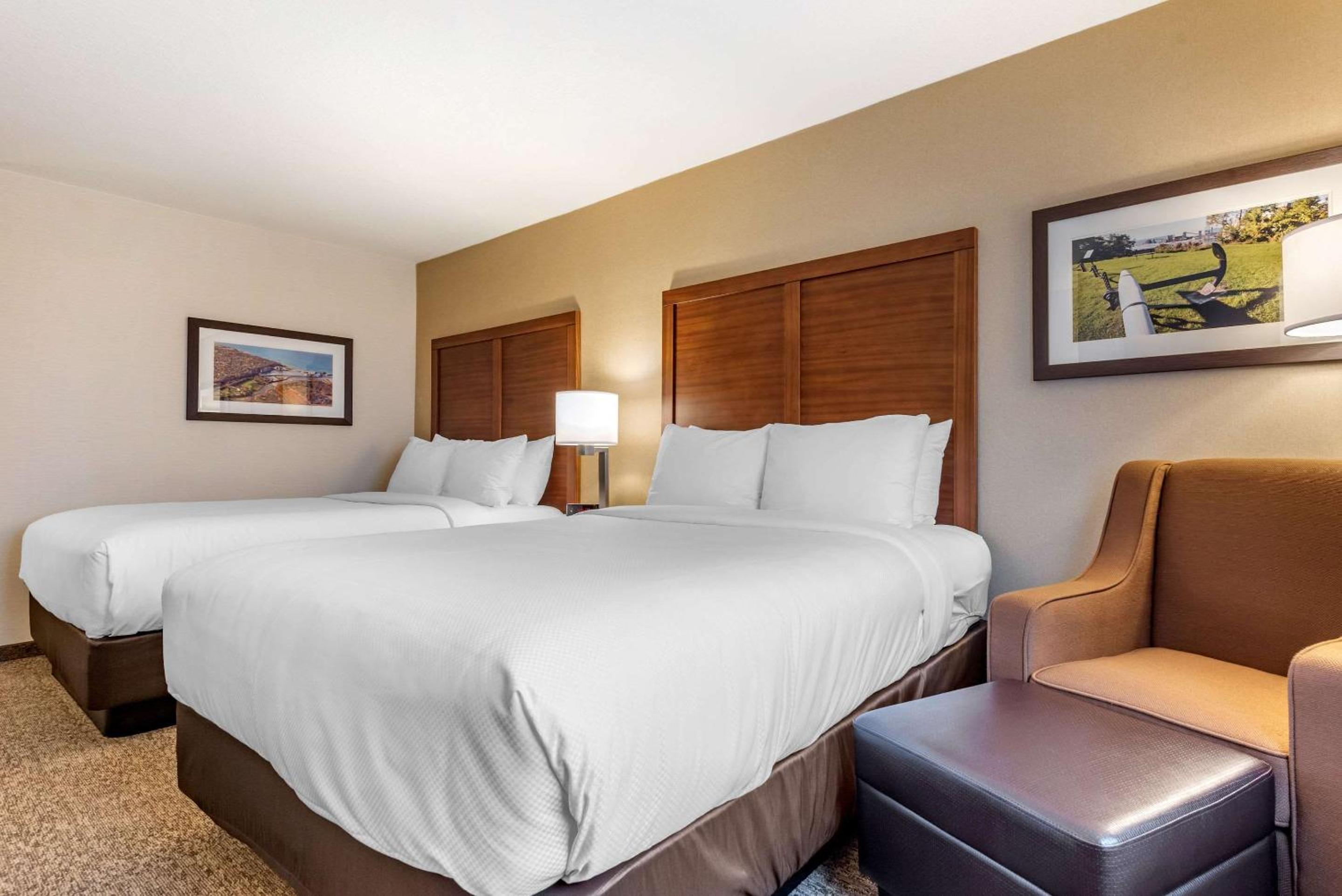 Queen Room with Two Queen Beds - Non-Smoking - Photo 3