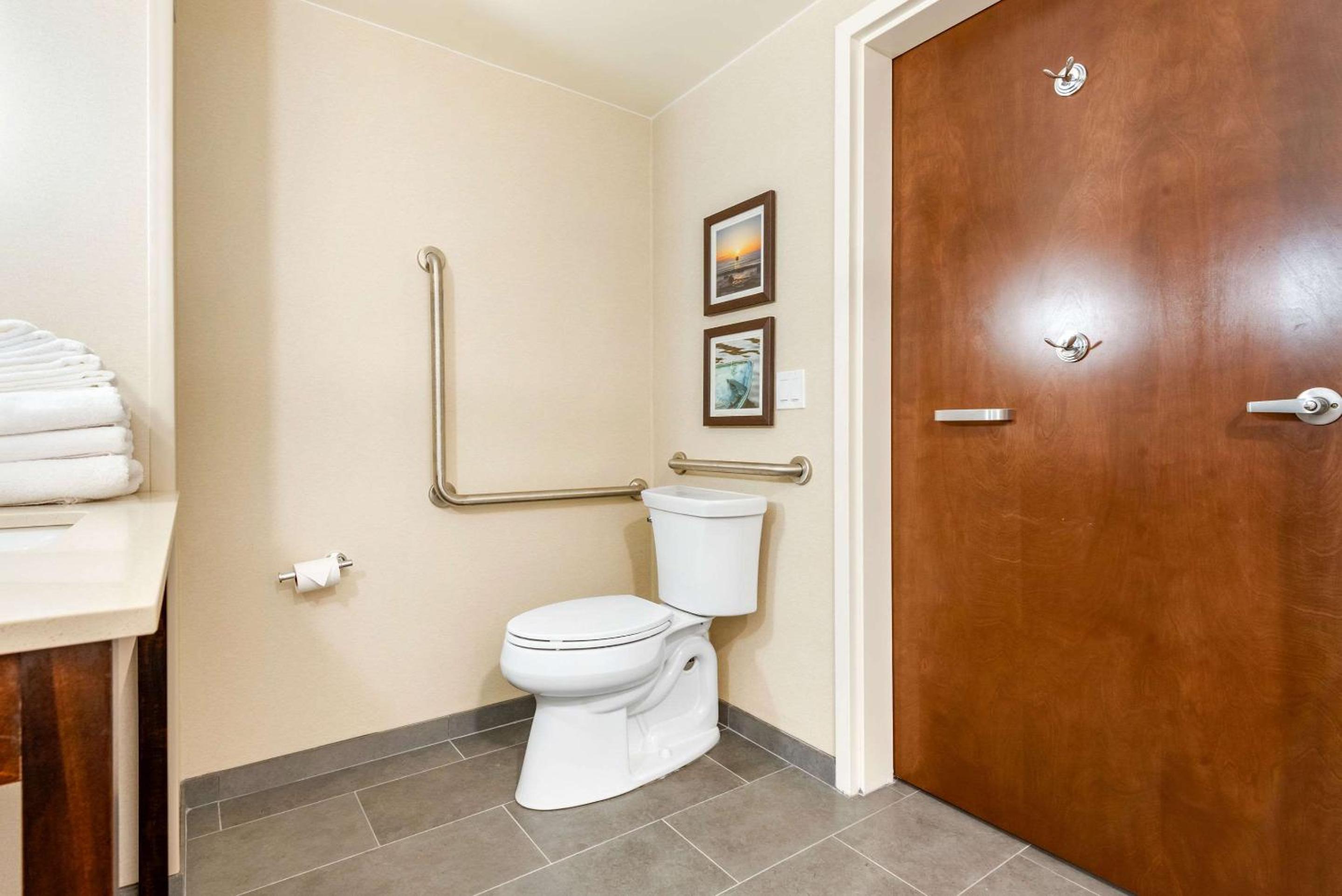 King Room with Roll-in Shower - Non-Smoking - Photo 4