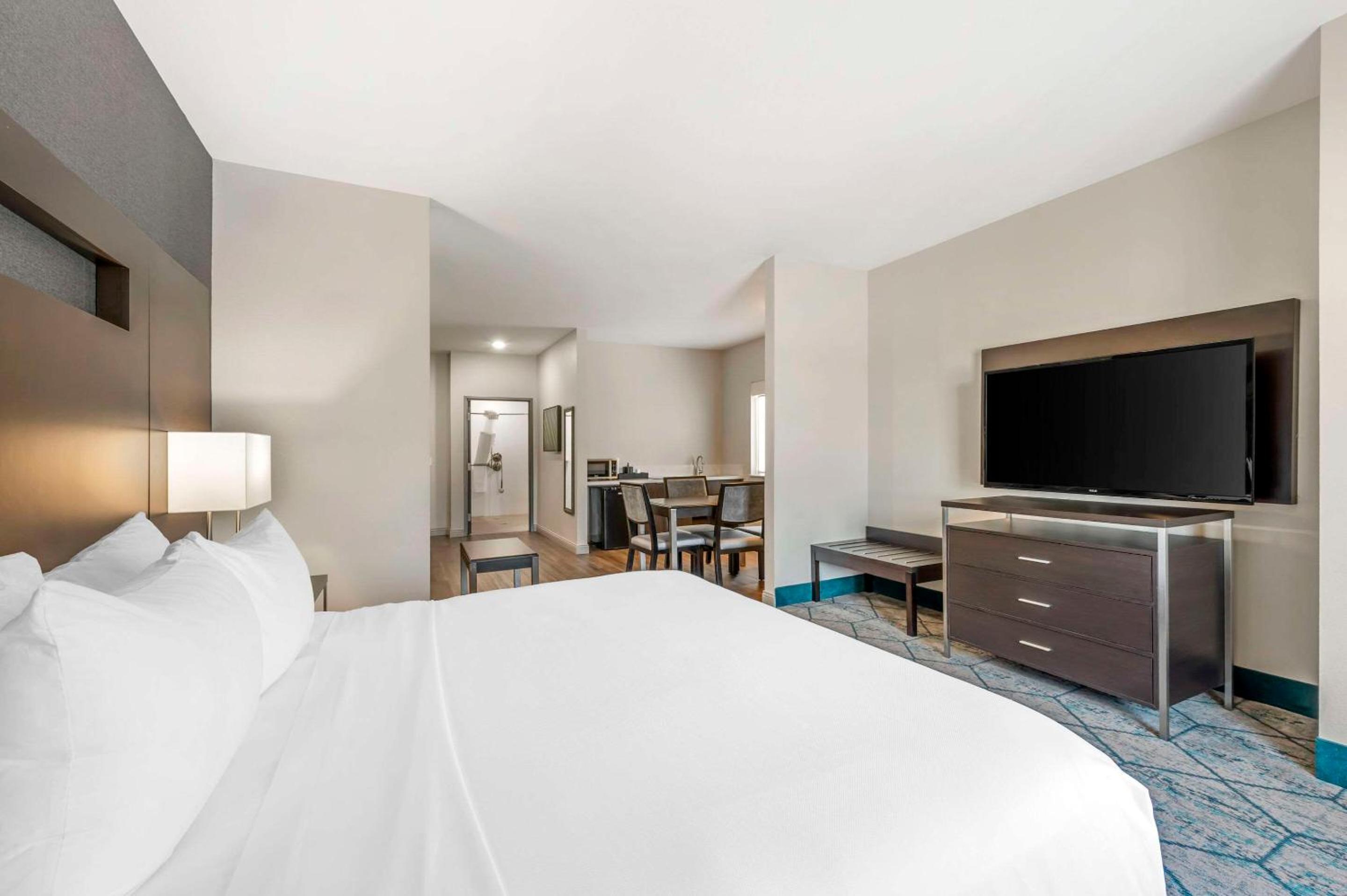 King Suite - Non Smoking - Photo 2