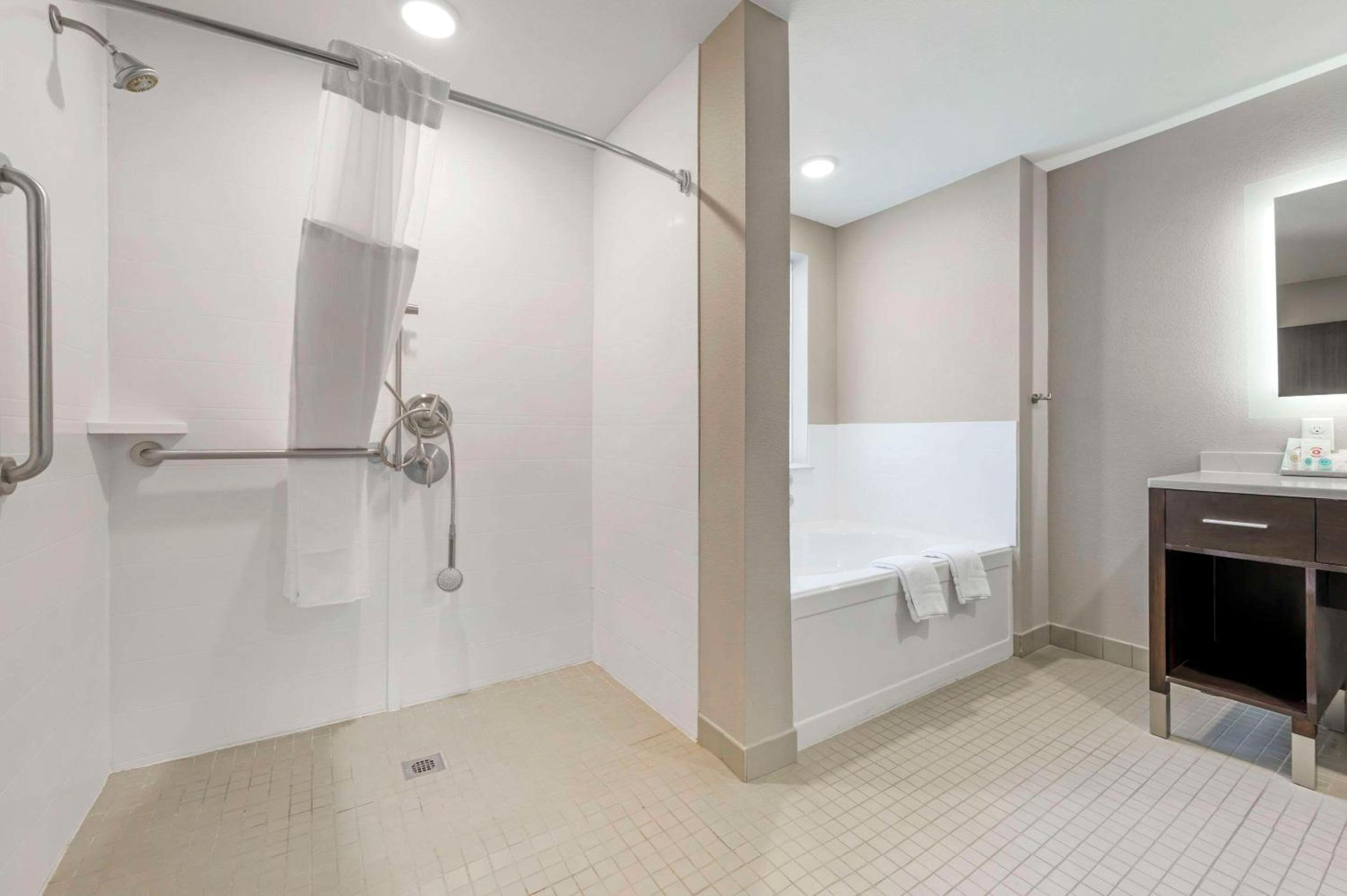 Double Room - Disability Access - Photo 1