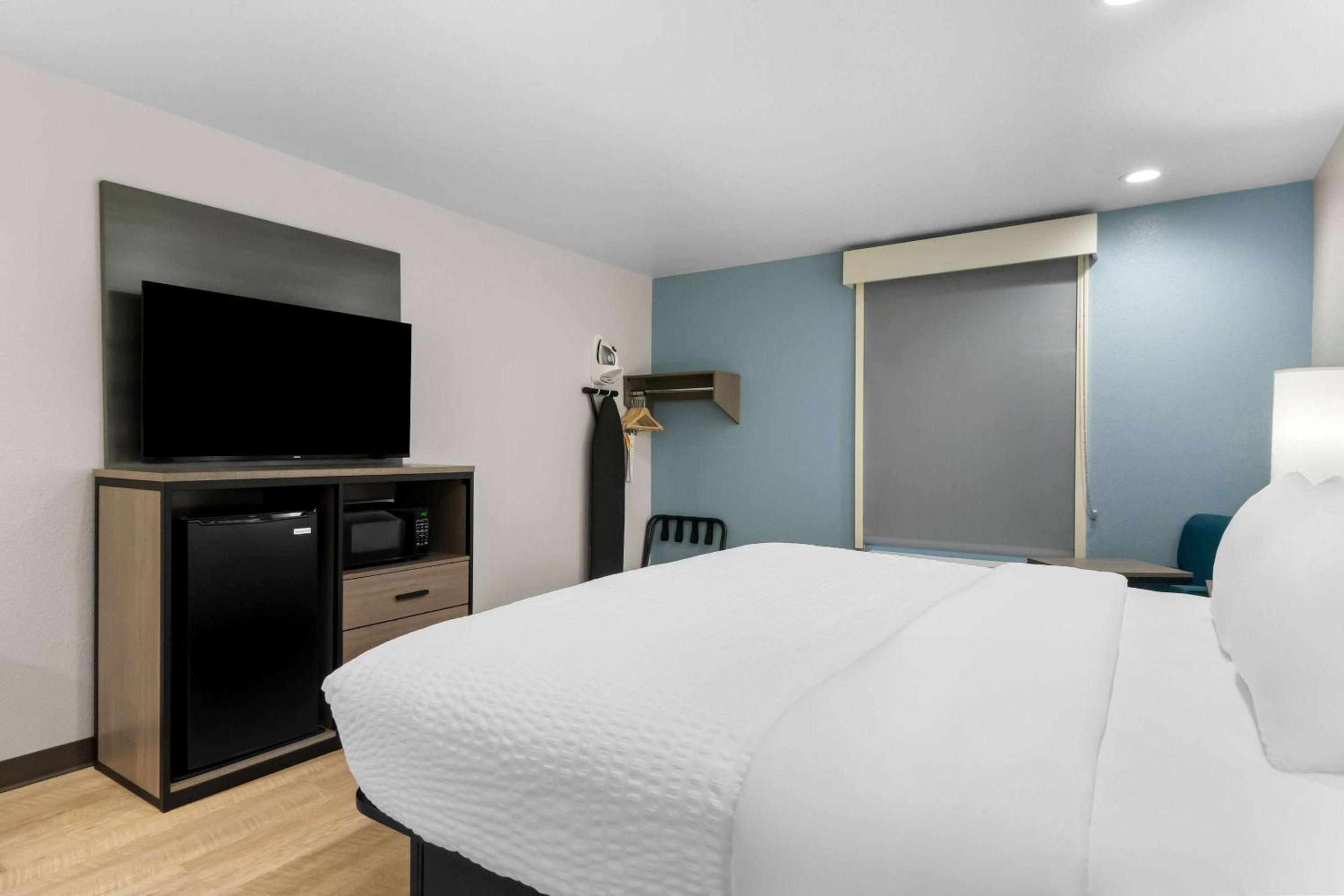 King Room - Non Smoking/Interior Hall photo 3