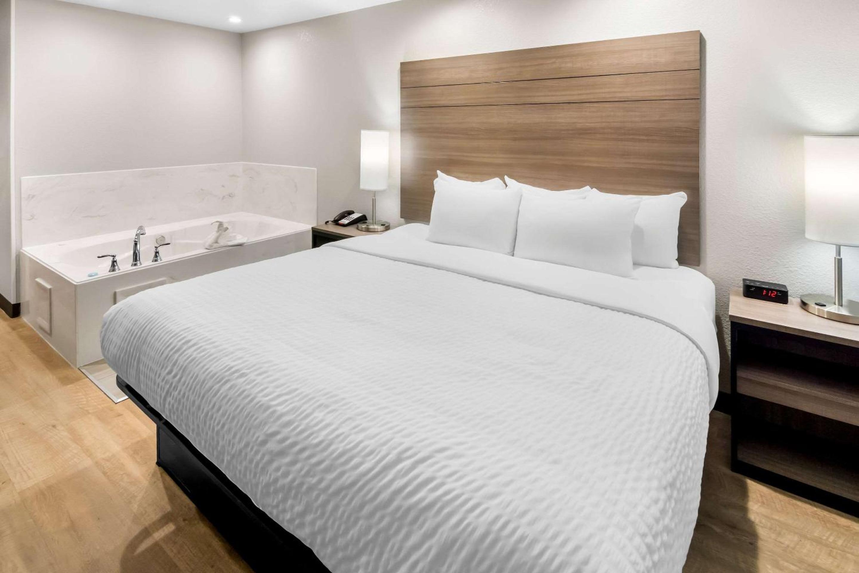 King Room with Jacuzzi - Non Smoking/Interior Hall photo 3