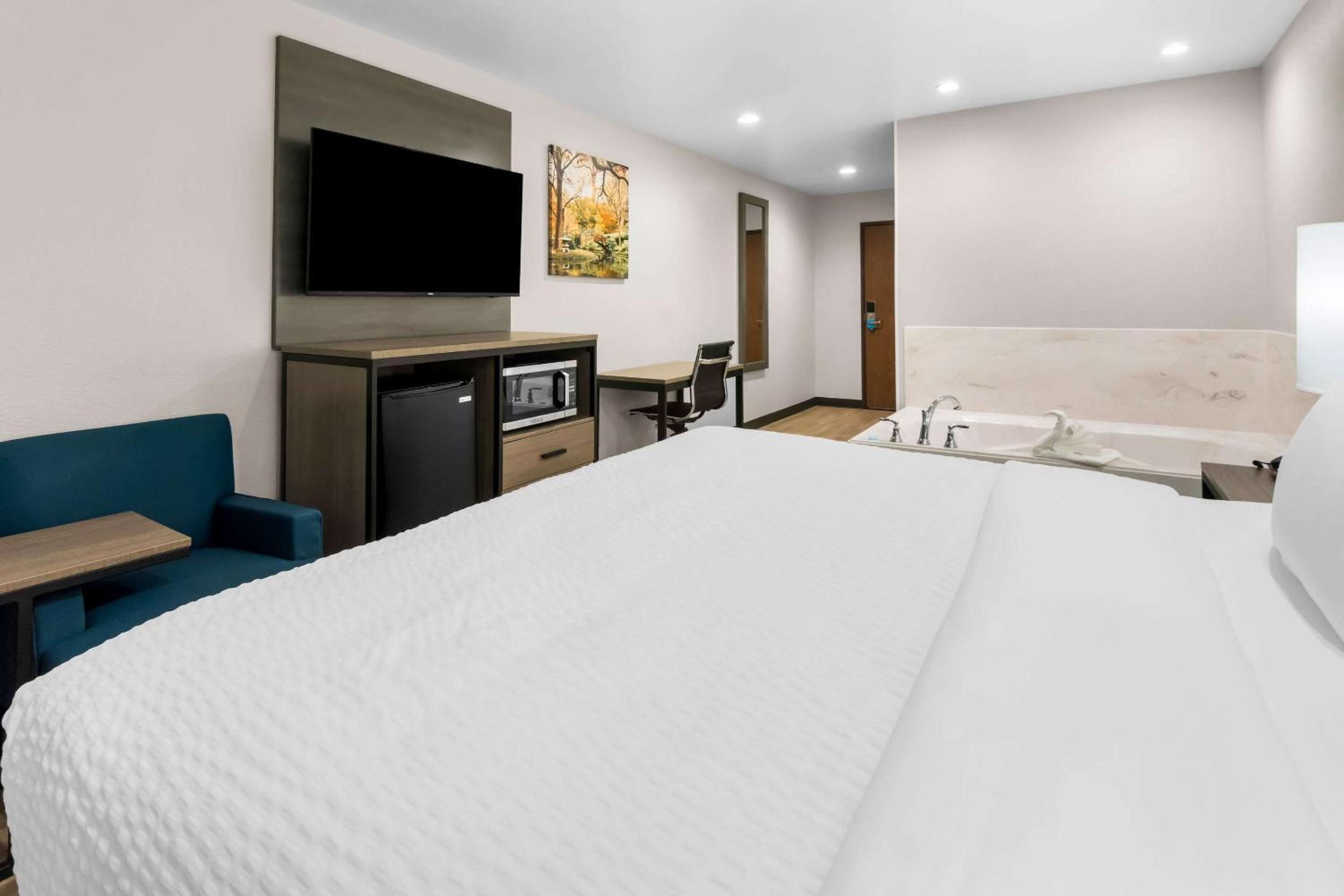 King Room with Jacuzzi - Non Smoking/Interior Hall photo 1