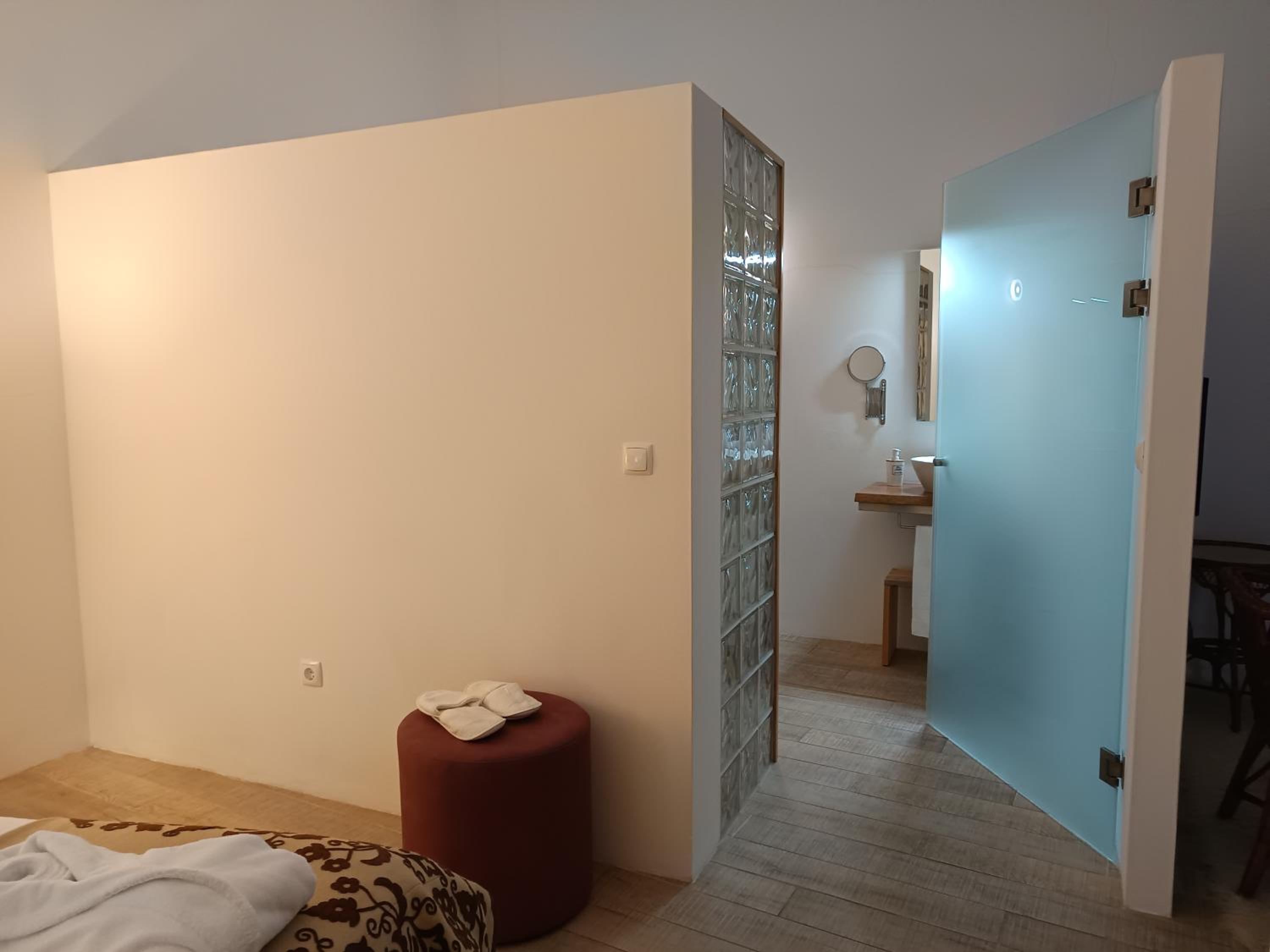 Suite - Photo 1