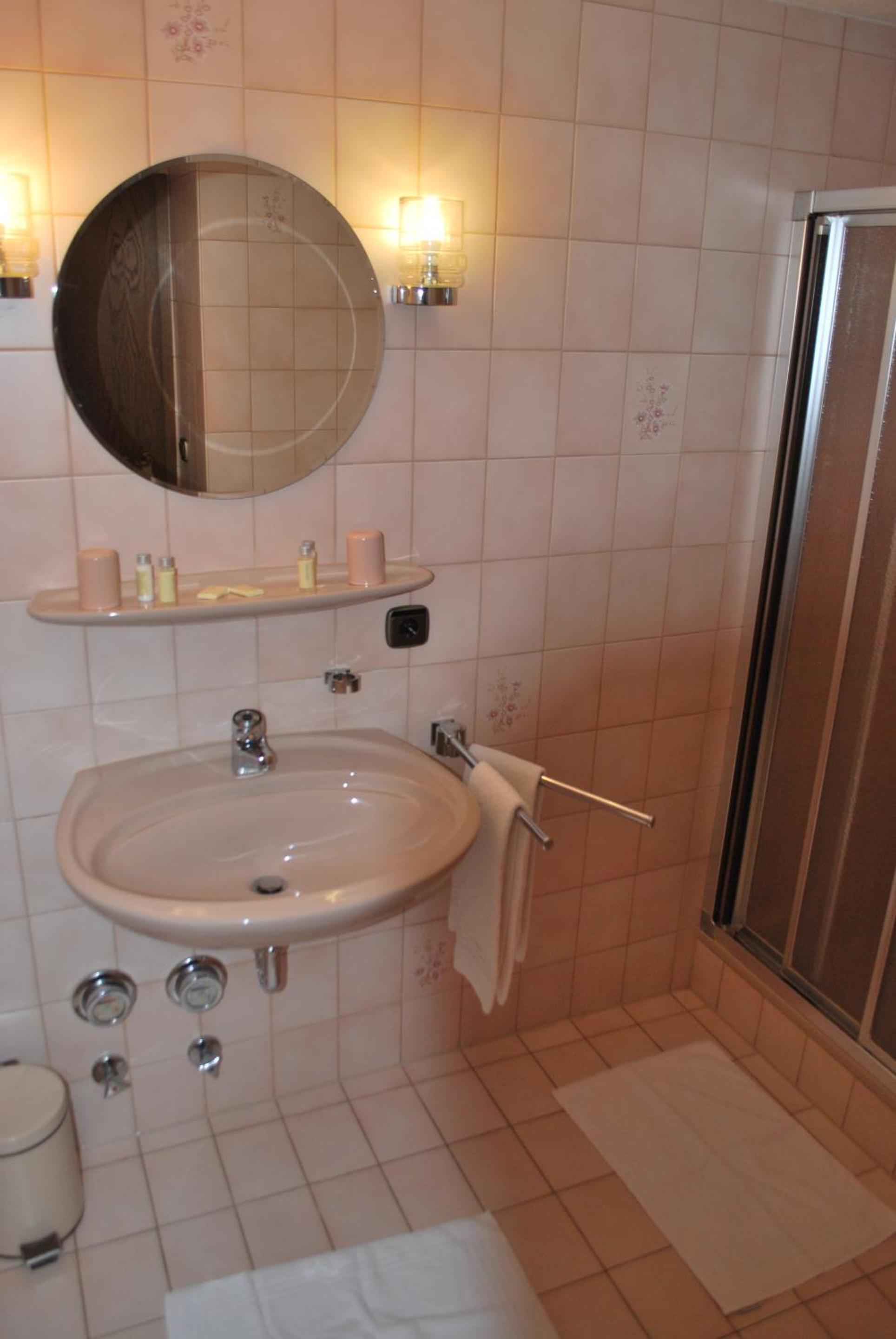 Double Room with Private Bathroom - Photo 2