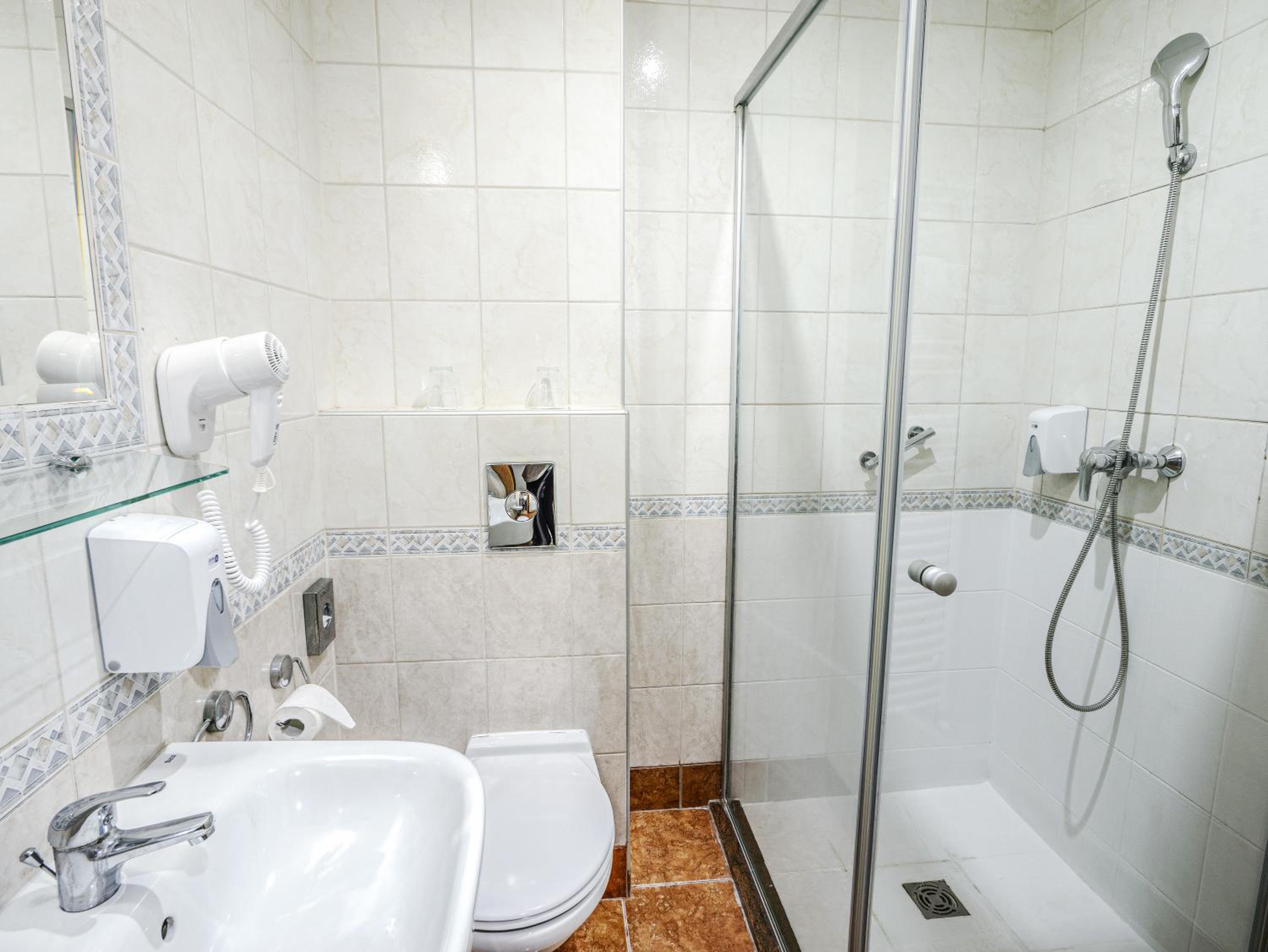 Double or Twin Room with Balcony - Photo 4
