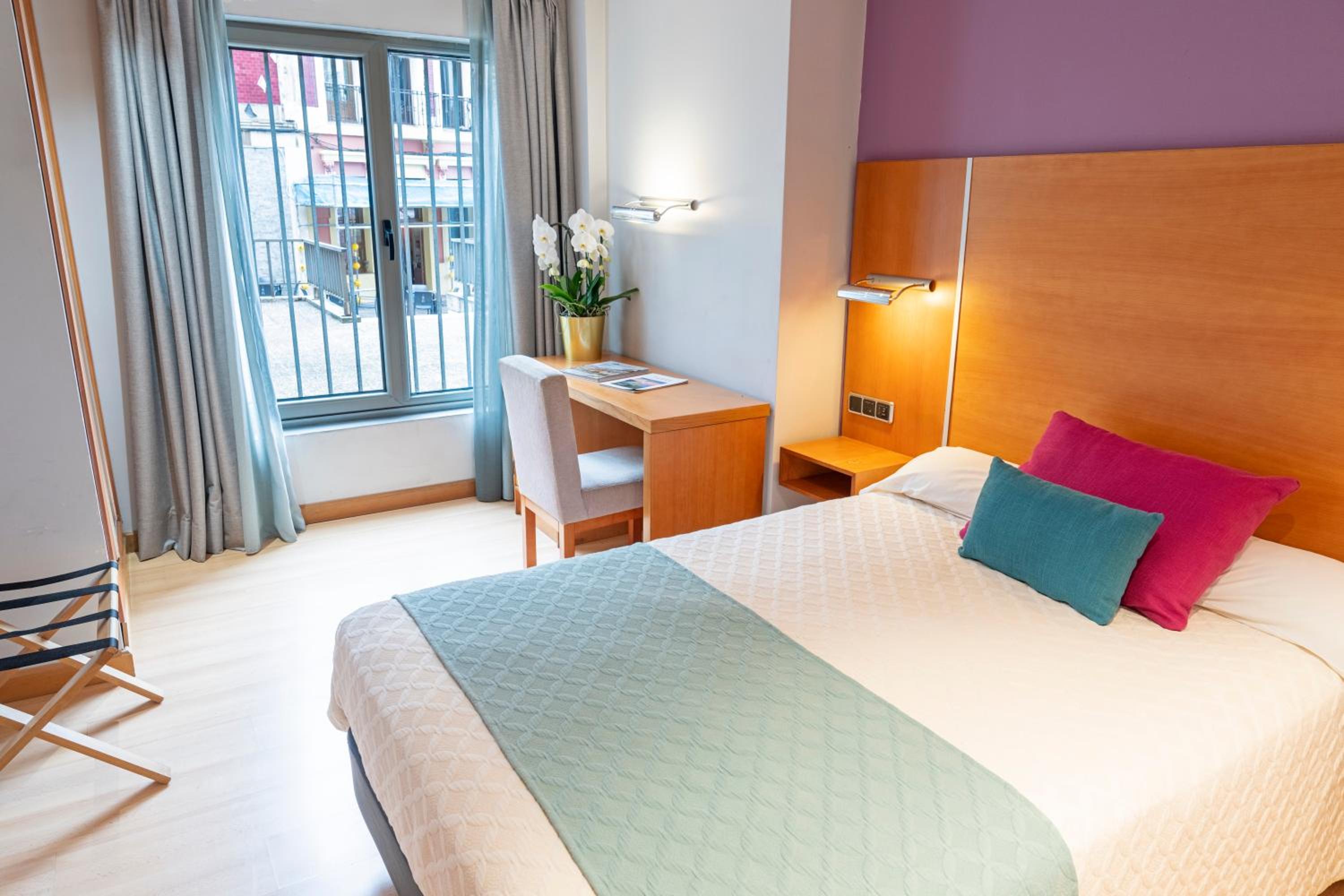 1 Single Bed - Photo 4