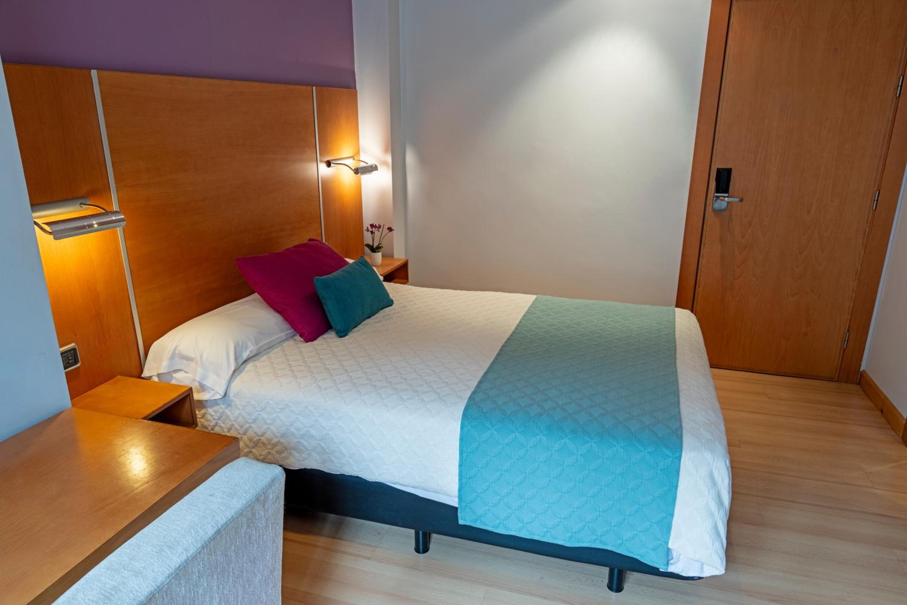 1 Single Bed - Photo 1