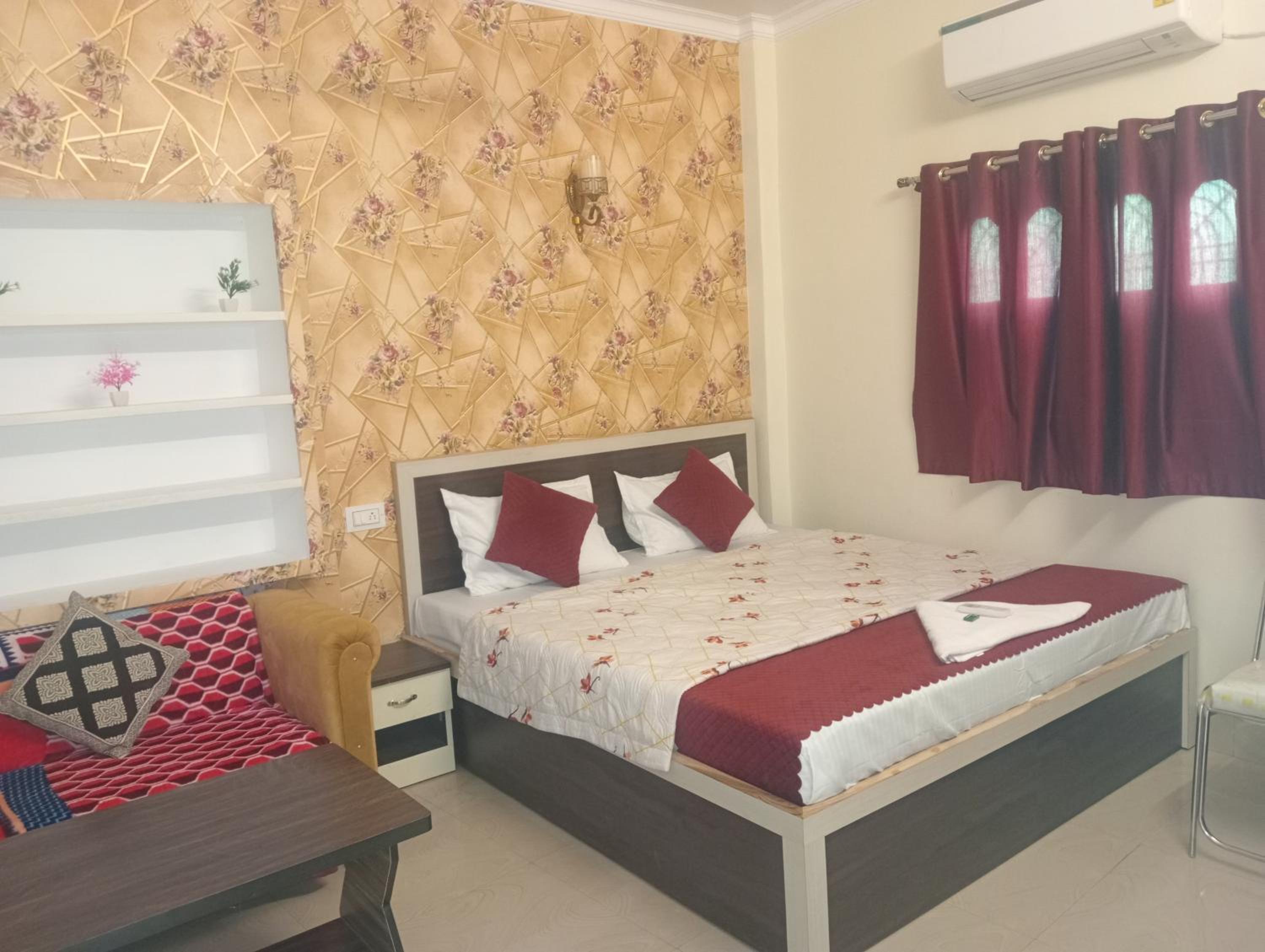 Deluxe Double Room with Balcony photo 2
