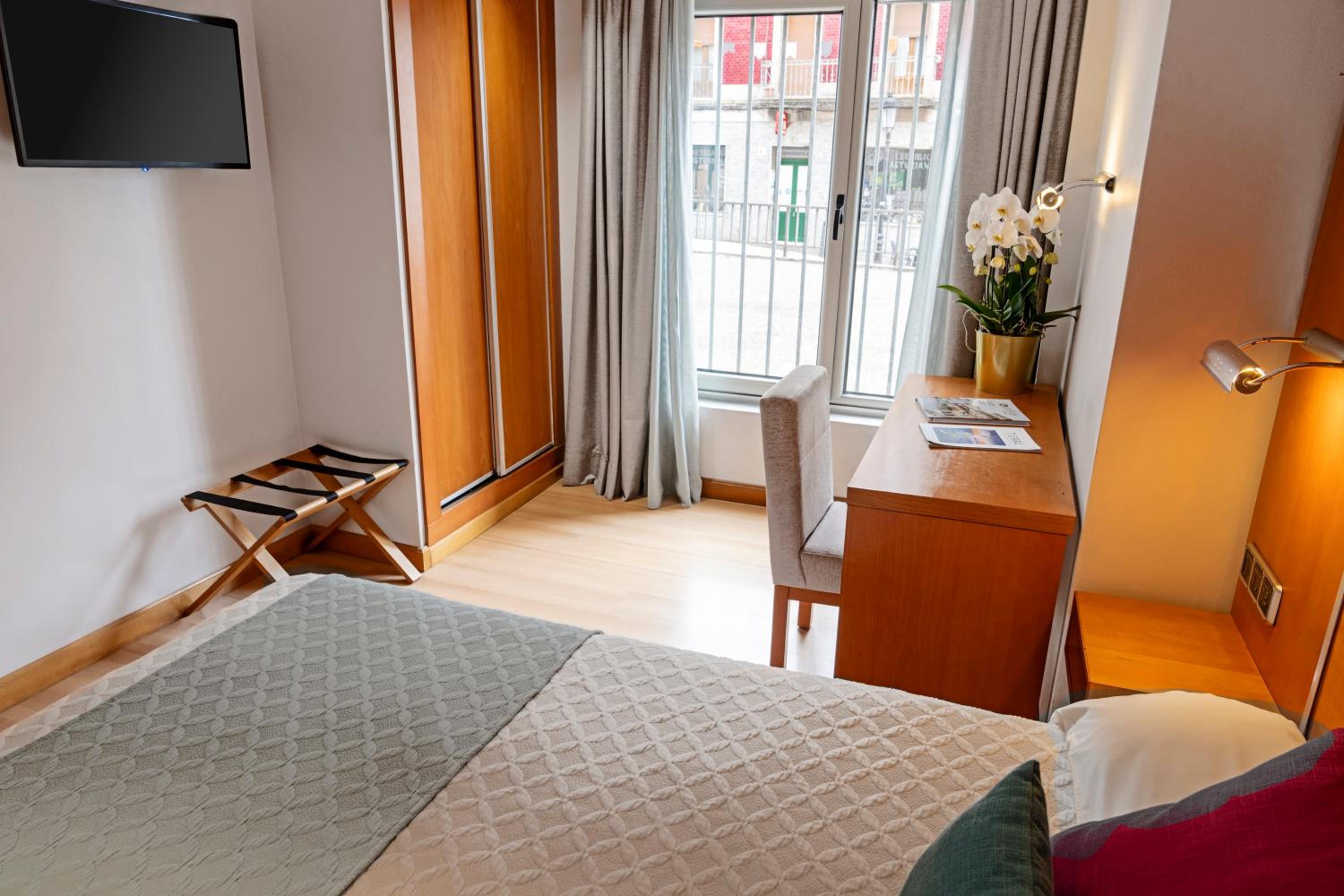 1 Single Bed - Photo 2