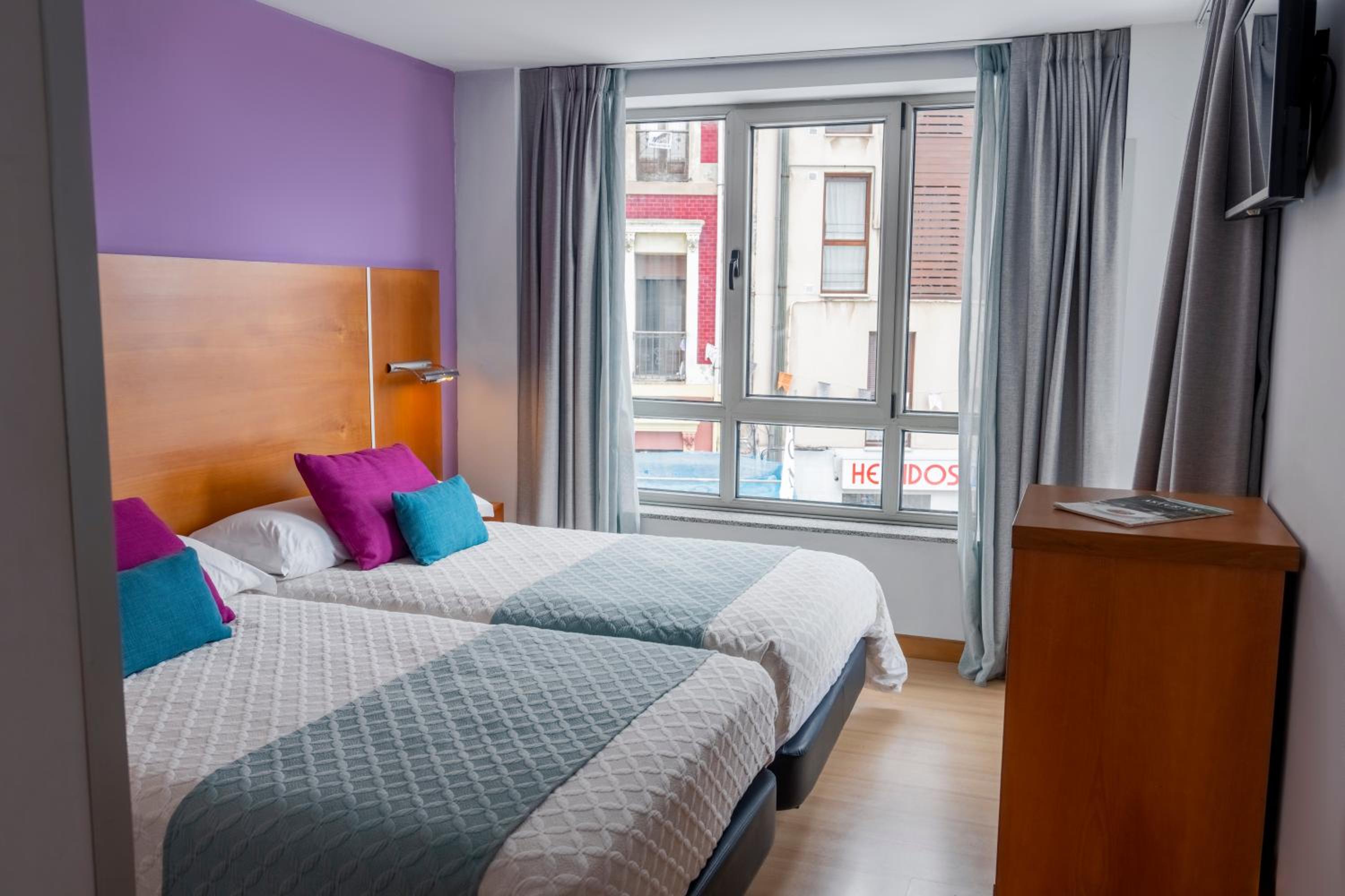 2 Single Beds, Superior Room, with Extra Bed City View - Photo 5