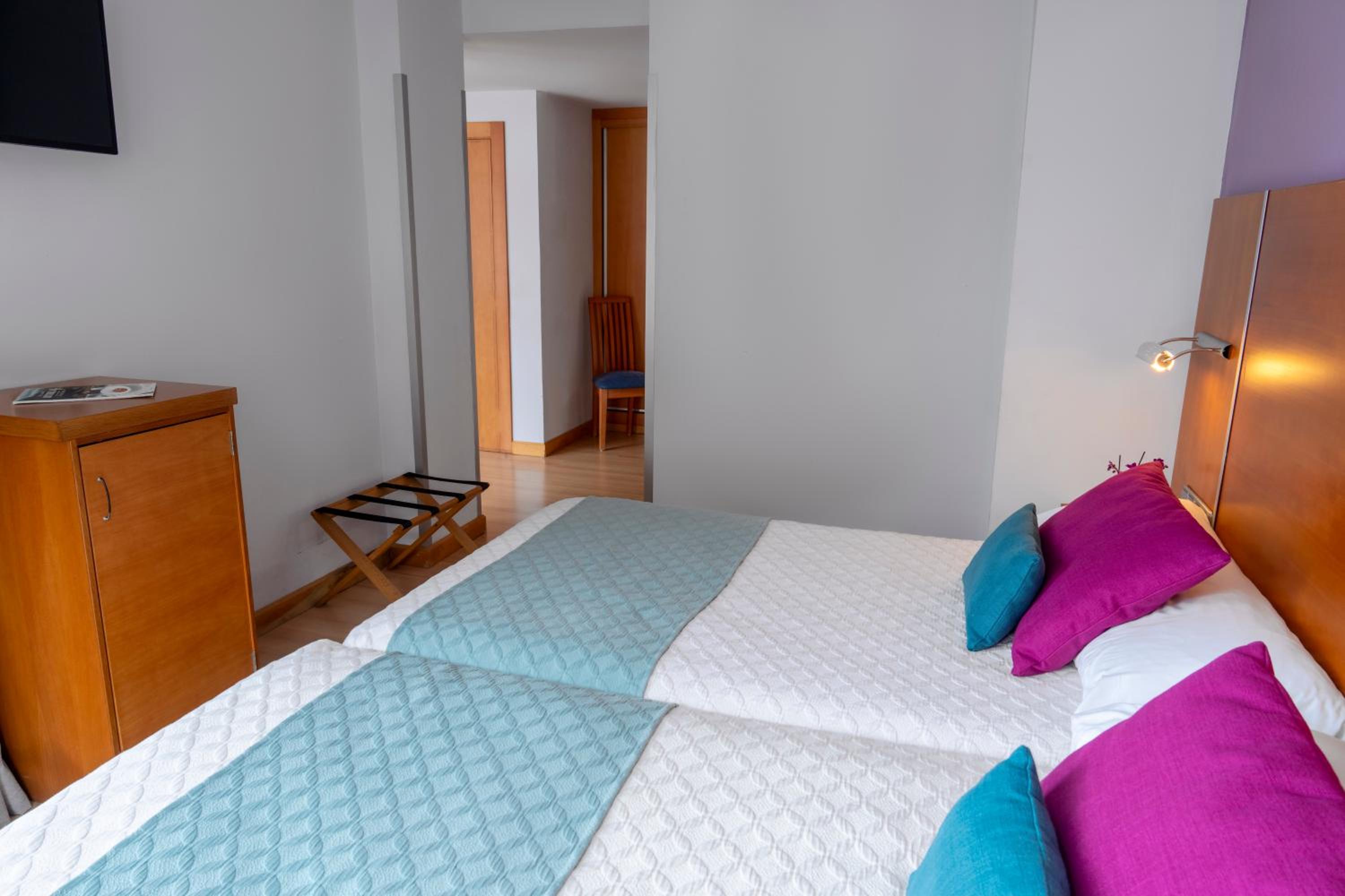 2 Single Beds, Superior Room, with Extra Bed City View - Photo 1