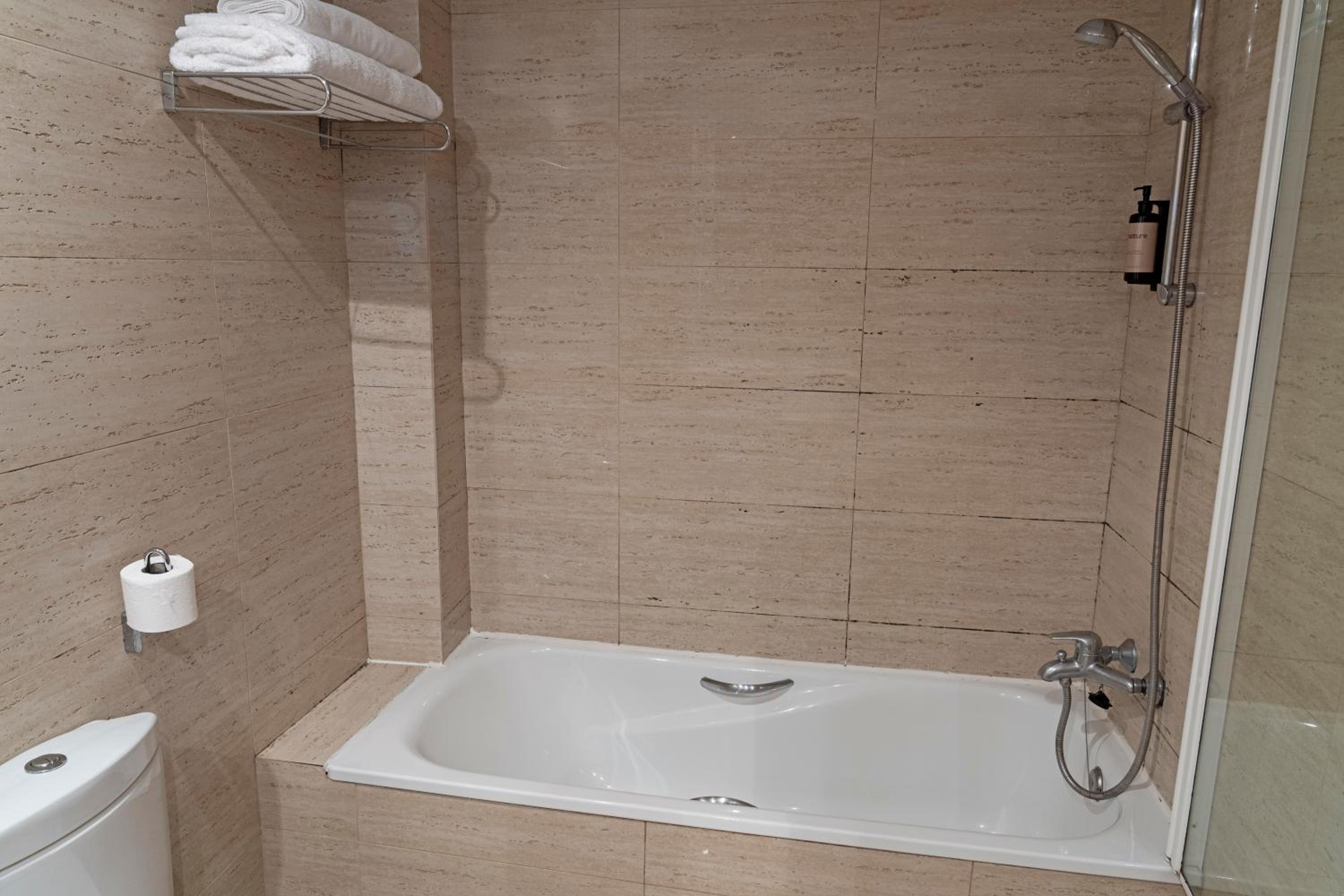 2 Single Beds, Superior Room, with Extra Bed City View - Photo 2