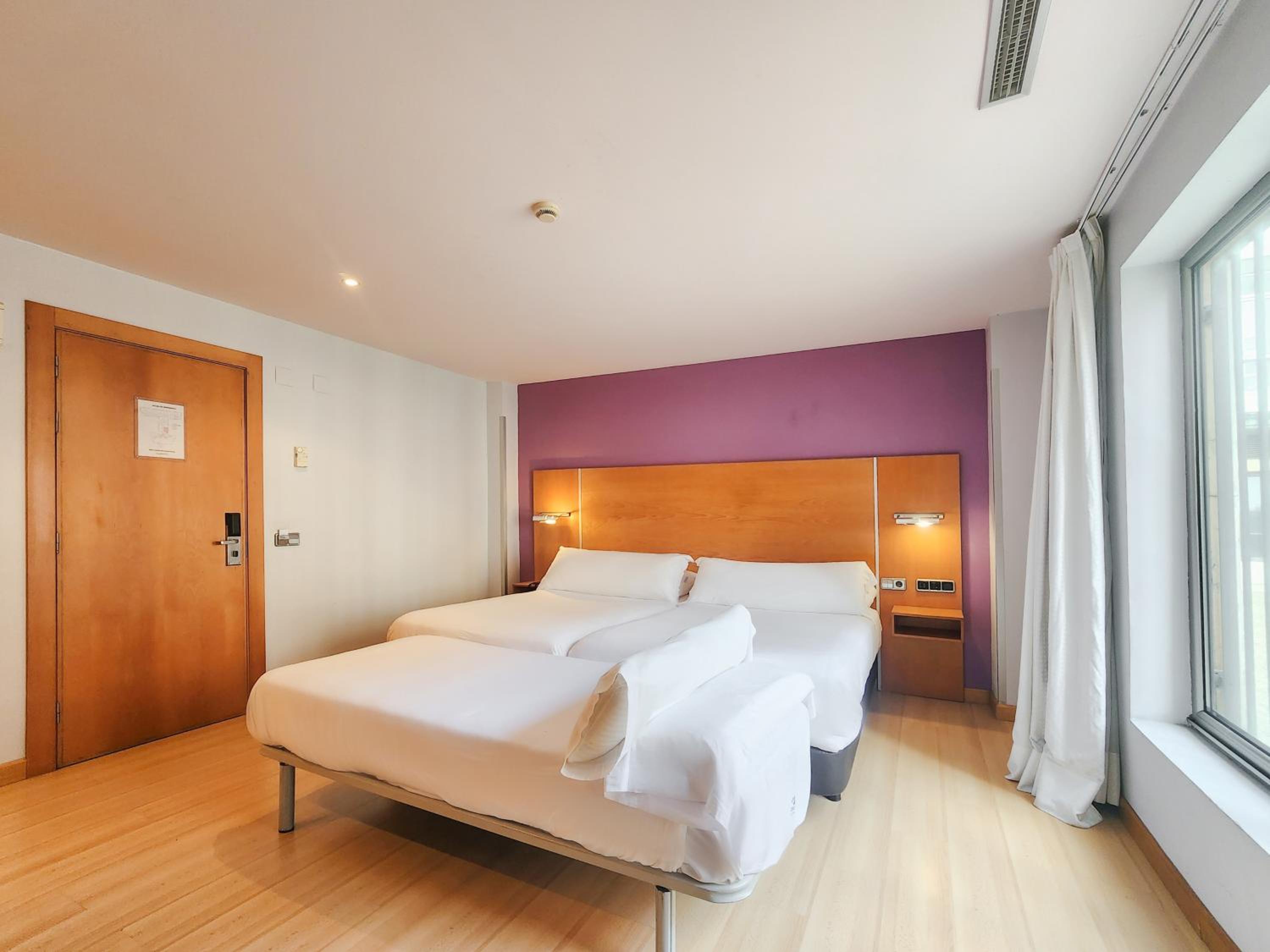 2 Single Beds with Extra Bed - Photo 4