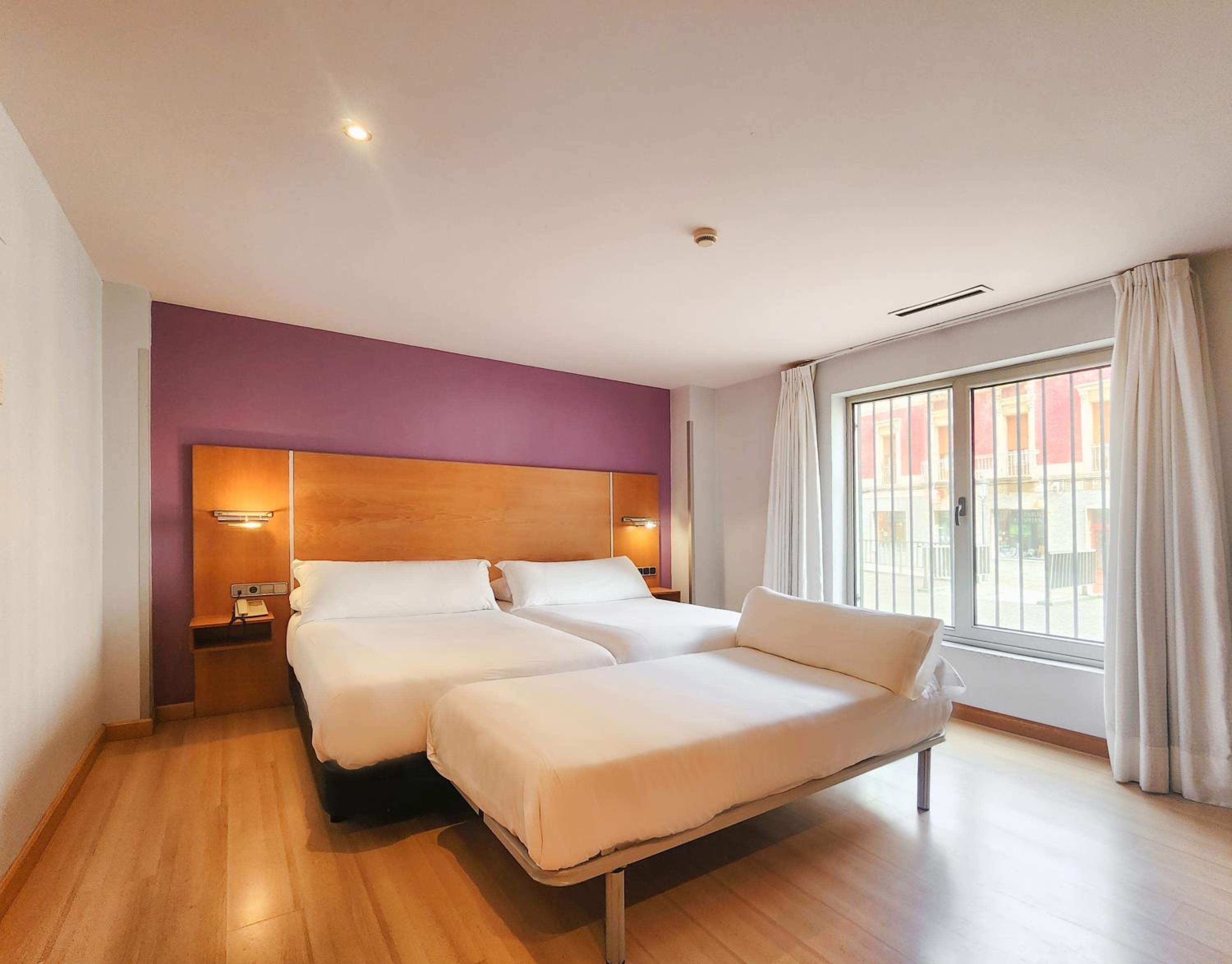 2 Single Beds - Photo 1
