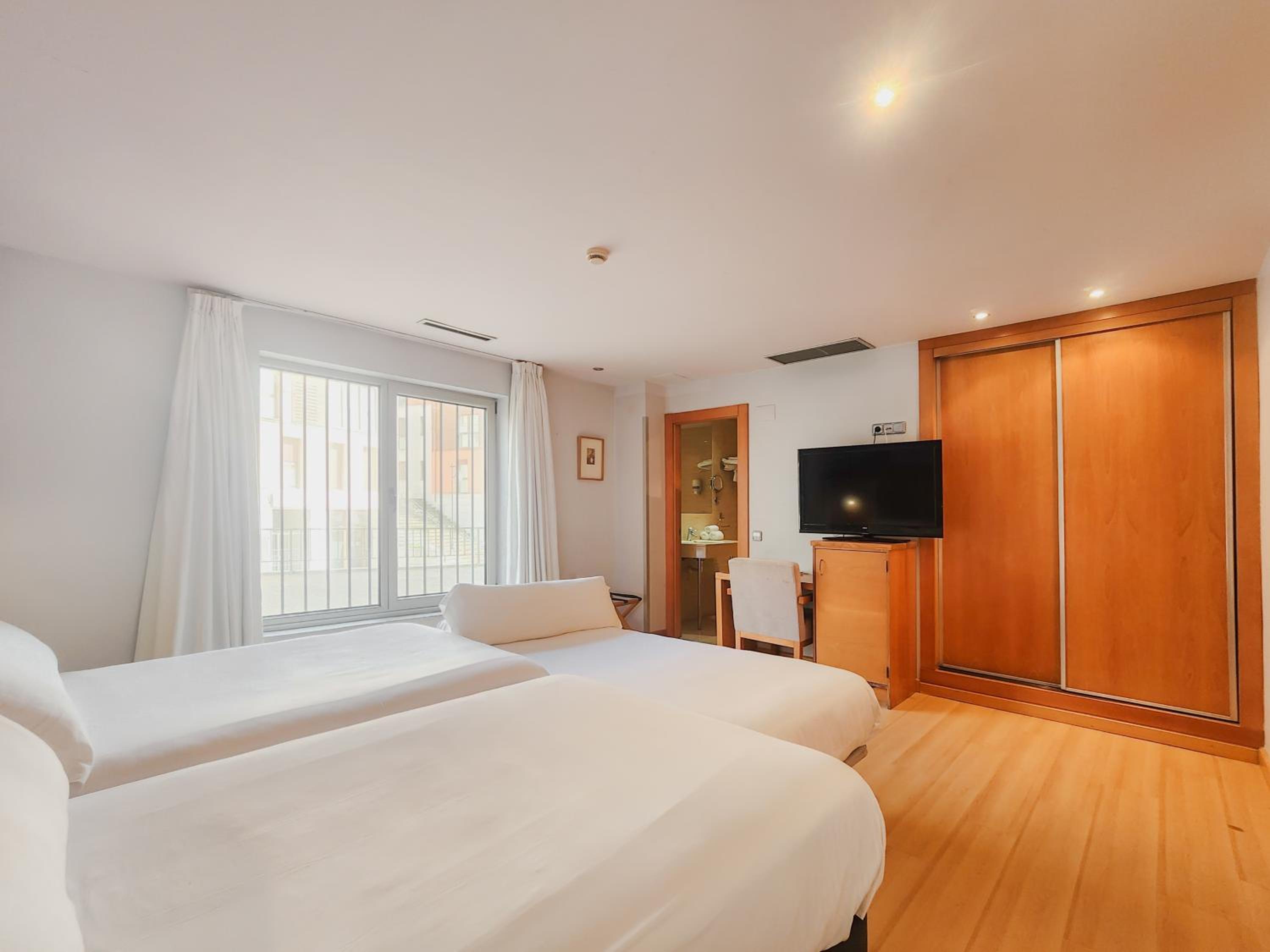 2 Single Beds with Extra Bed - Photo 1