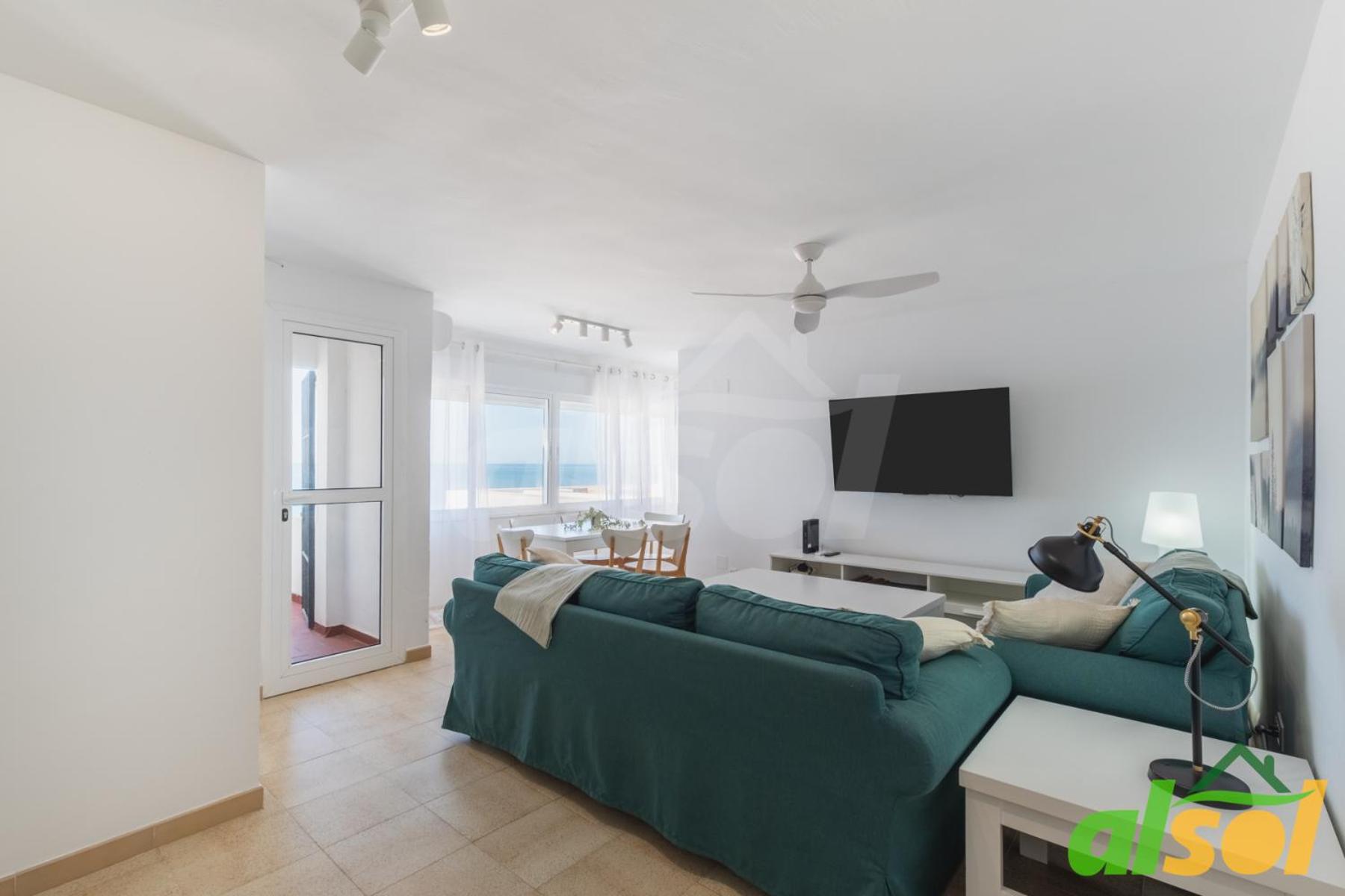 Apartamento de tres dormitorios con vista al agua