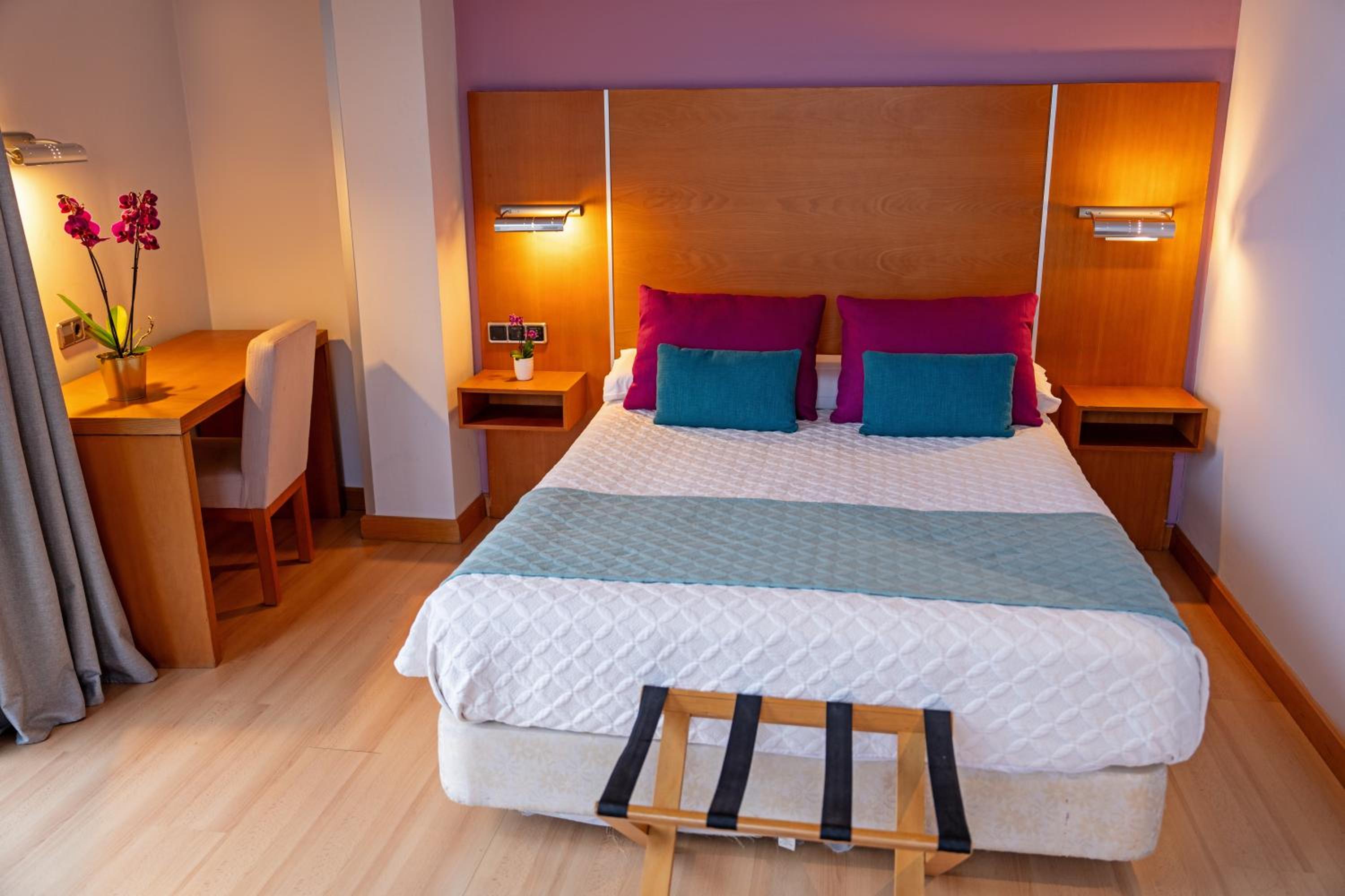 Double Room - Non Smoking/Interior Corridor - Photo 3