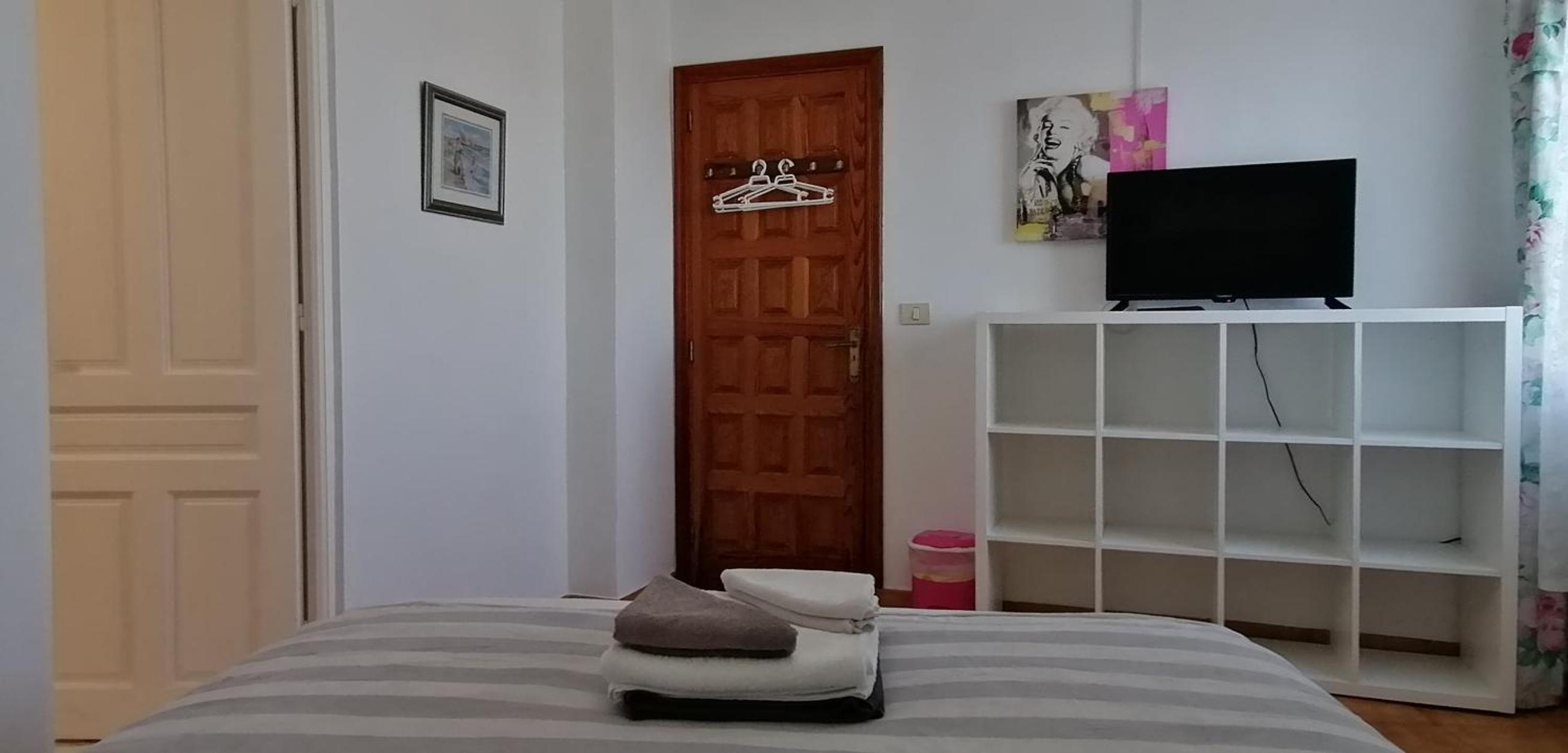 Large Double Room - Photo 22