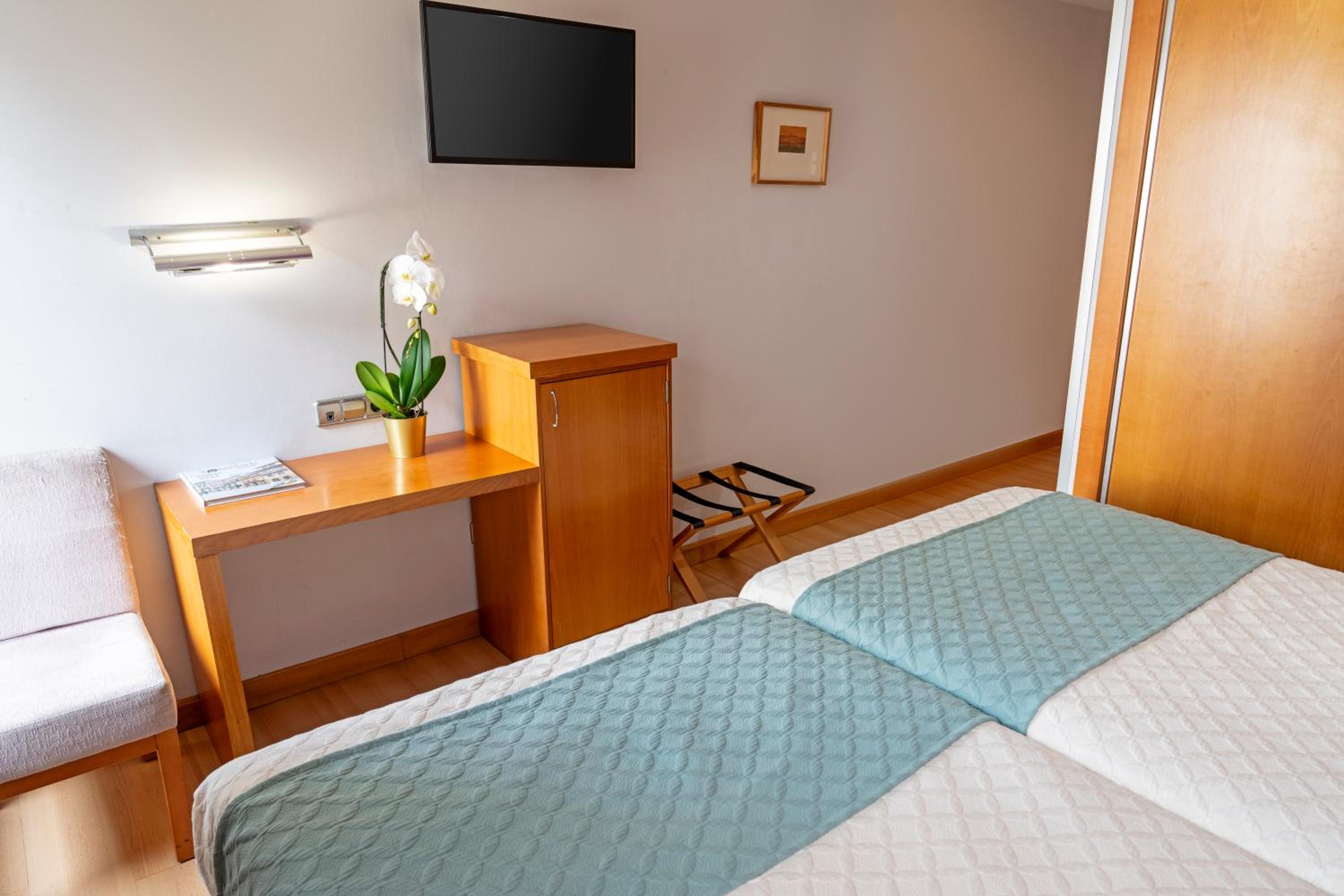 2 Single Beds - Photo 5