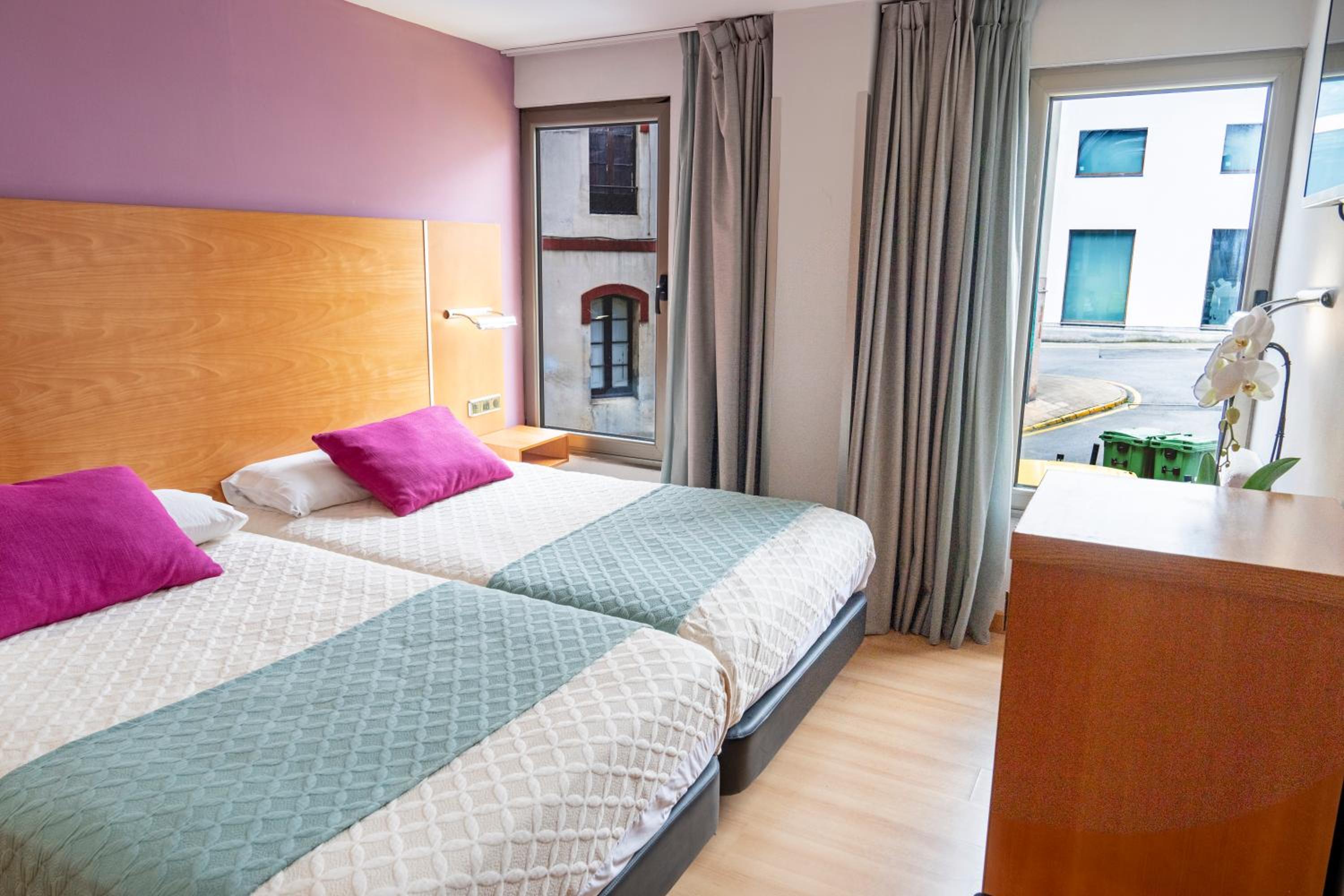 2 Single Beds - Photo 4