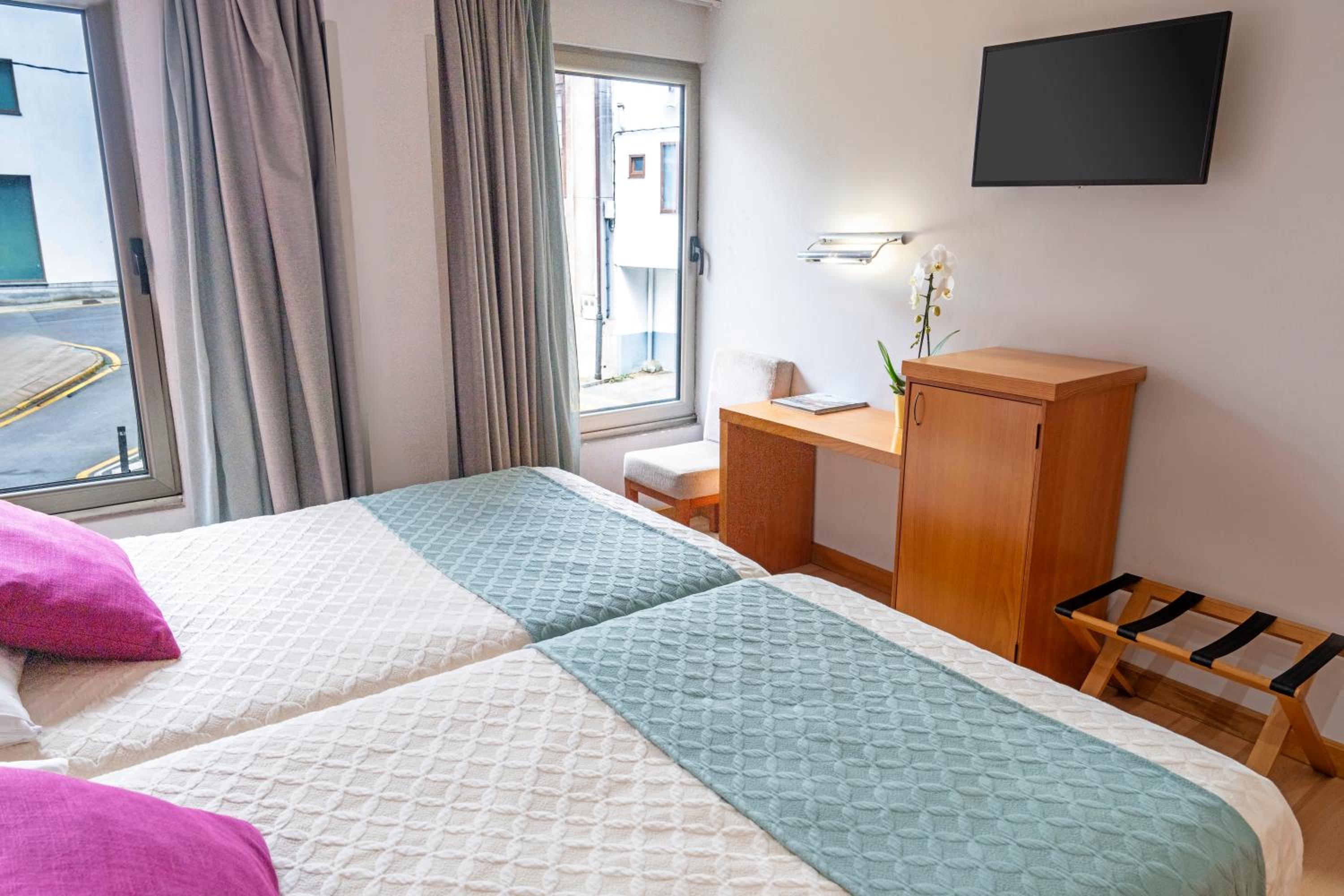 2 Single Beds - Photo 3