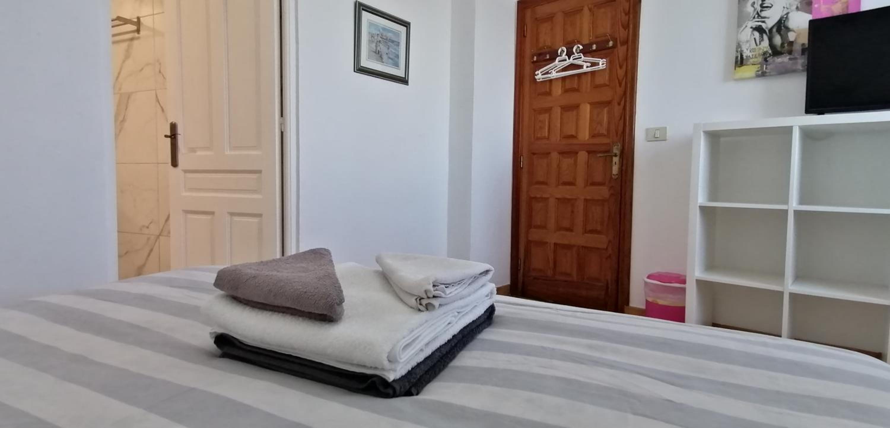 Large Double Room - Photo 18