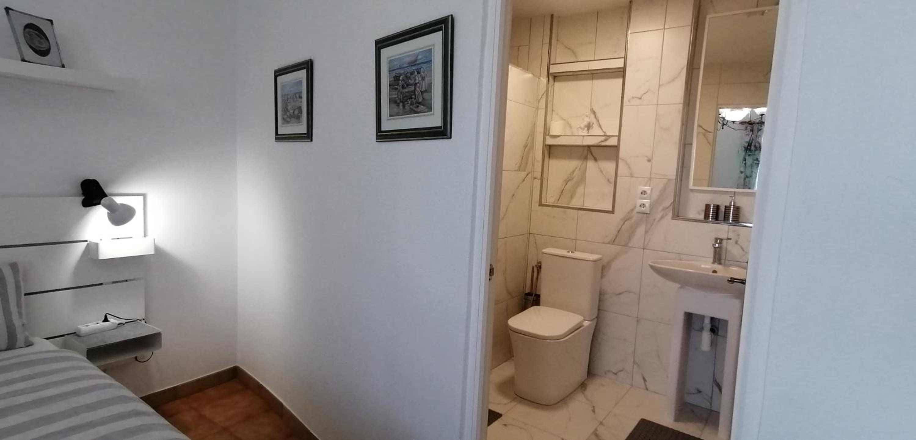 Large Double Room - Photo 12