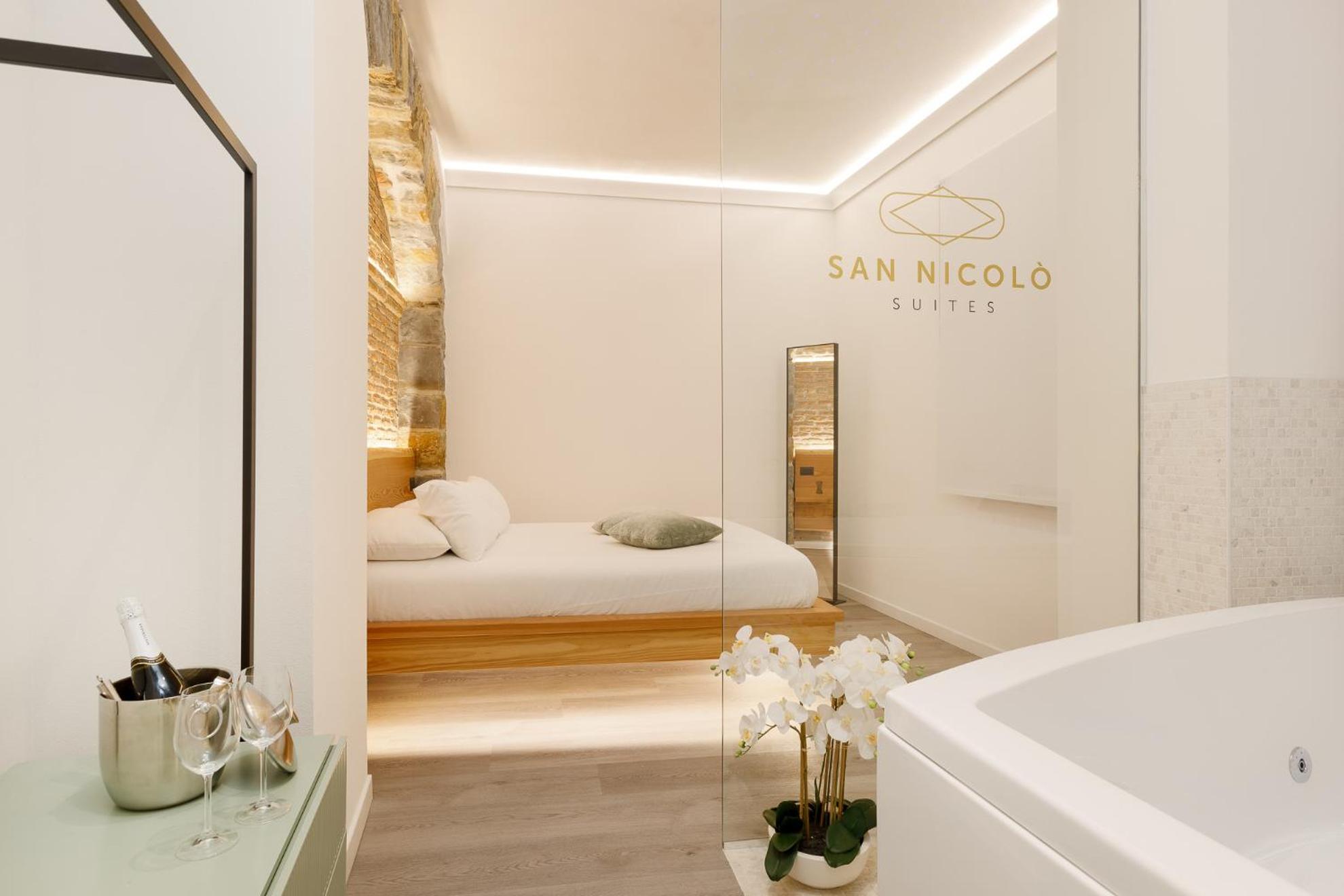 Queen Suite with Spa Bath photo 3
