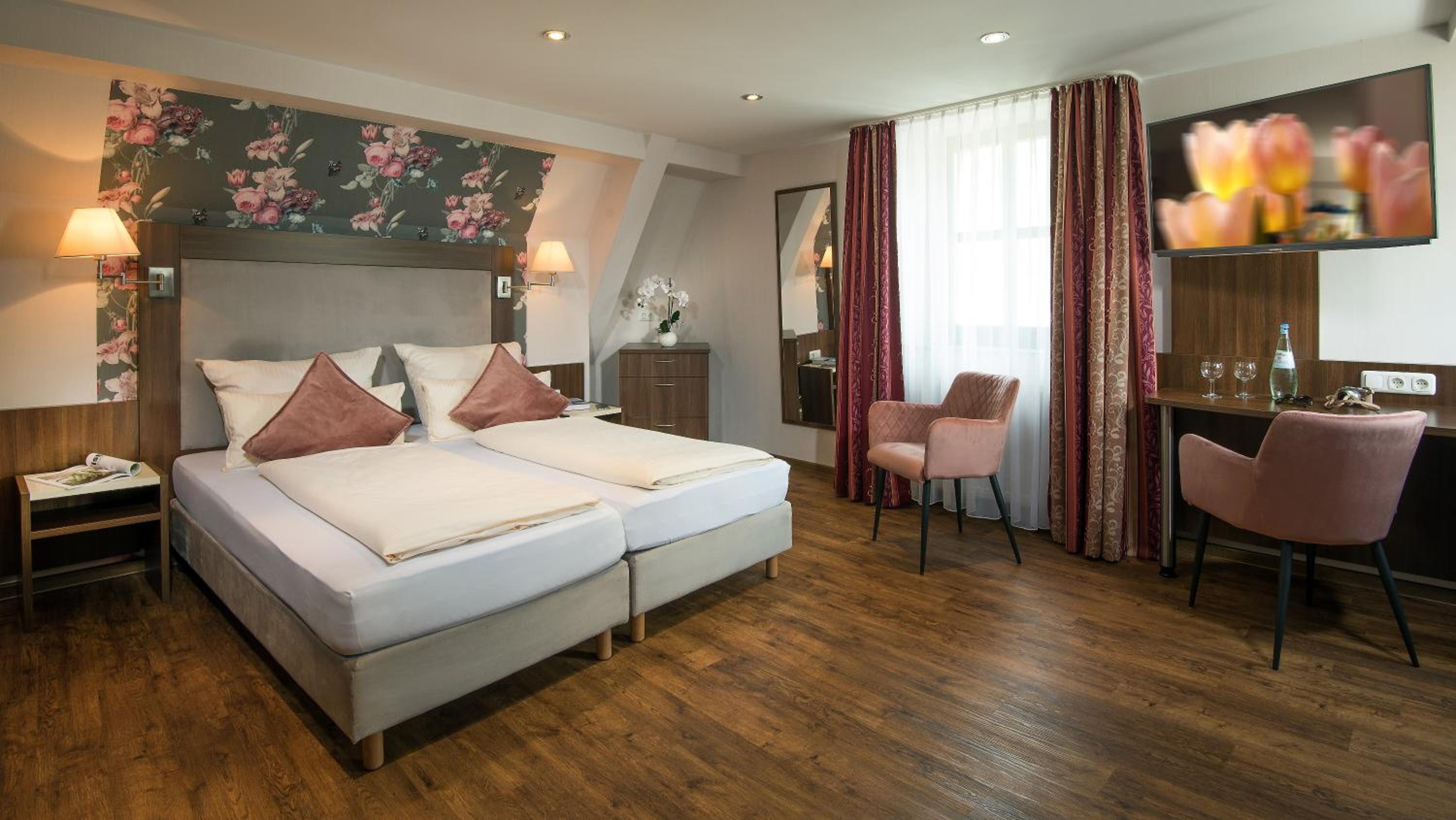 Double Room with River View - Photo 2